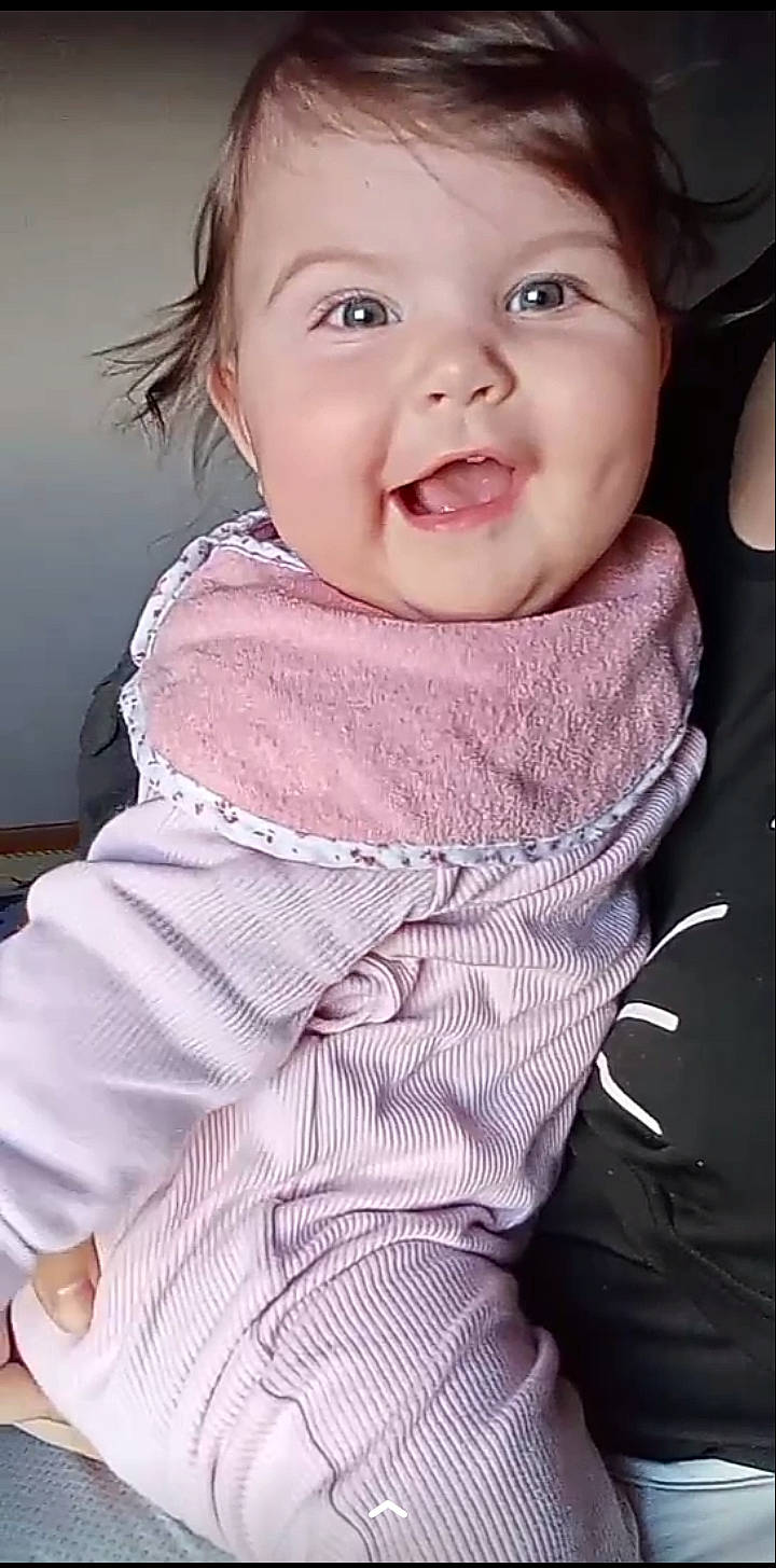 Nalya a rejoint le concours — aidez-le/la à gagner de superbes lots ! baby, baby_laughing, baby_toddler_clothing, cheek, collar, eye, eyebrow, happy, head, human_body, iris, joy, lip, mouth, nose, outerwear, person, pink, skin, sleeve