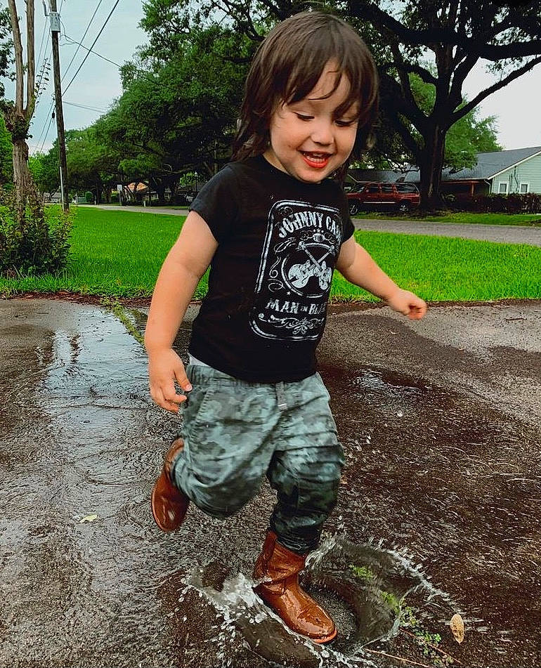 Jakoby is registered to the contest to win money with this photo: asphalt, fun, grass, grass_family, happy, joy, leisure, pattern, people_in_nature, person, plant, recreation, shorts, sky, sleeve, smile, soil, summer, t_shirt, toddler