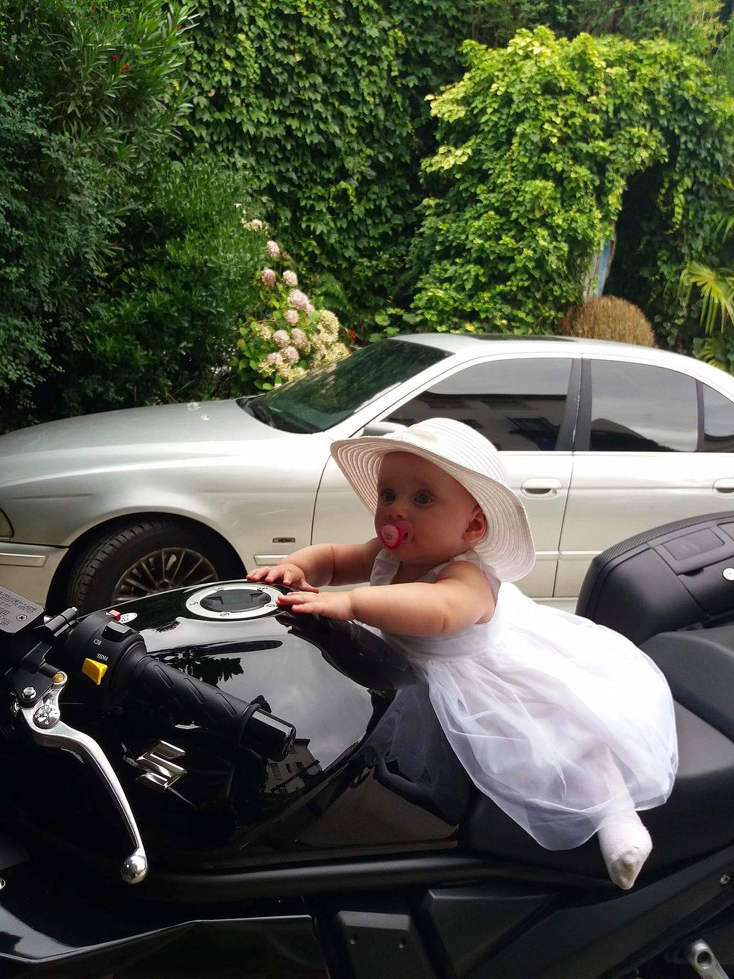 Era a rejoint le concours — aidez-le/la à gagner de superbes lots ! auto_part, automotive_design, automotive_exterior, automotive_window_part, car, city_car, driving, family_car, girl, glass, headwear, land_vehicle, luxury_vehicle, mode_of_transport, motor_vehicle, person, plant, product, vehicle, vehicle_door