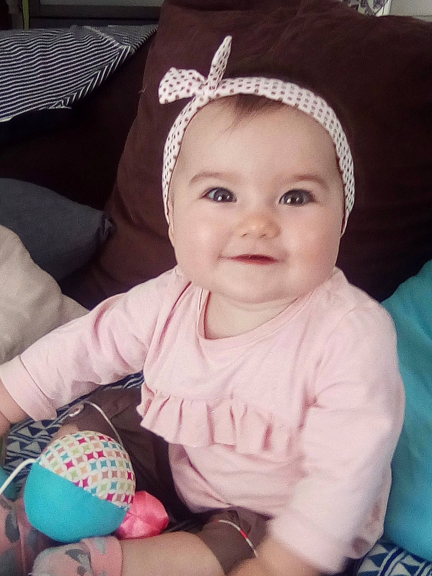 Alissone a rejoint le concours — aidez-le/la à gagner de superbes lots ! baby, baby_toddler_clothing, cheek, child, ear, easter, eye, face, hair_accessory, hand, head, headgear, iris, organ, people, person, pink, sitting, skin, smile