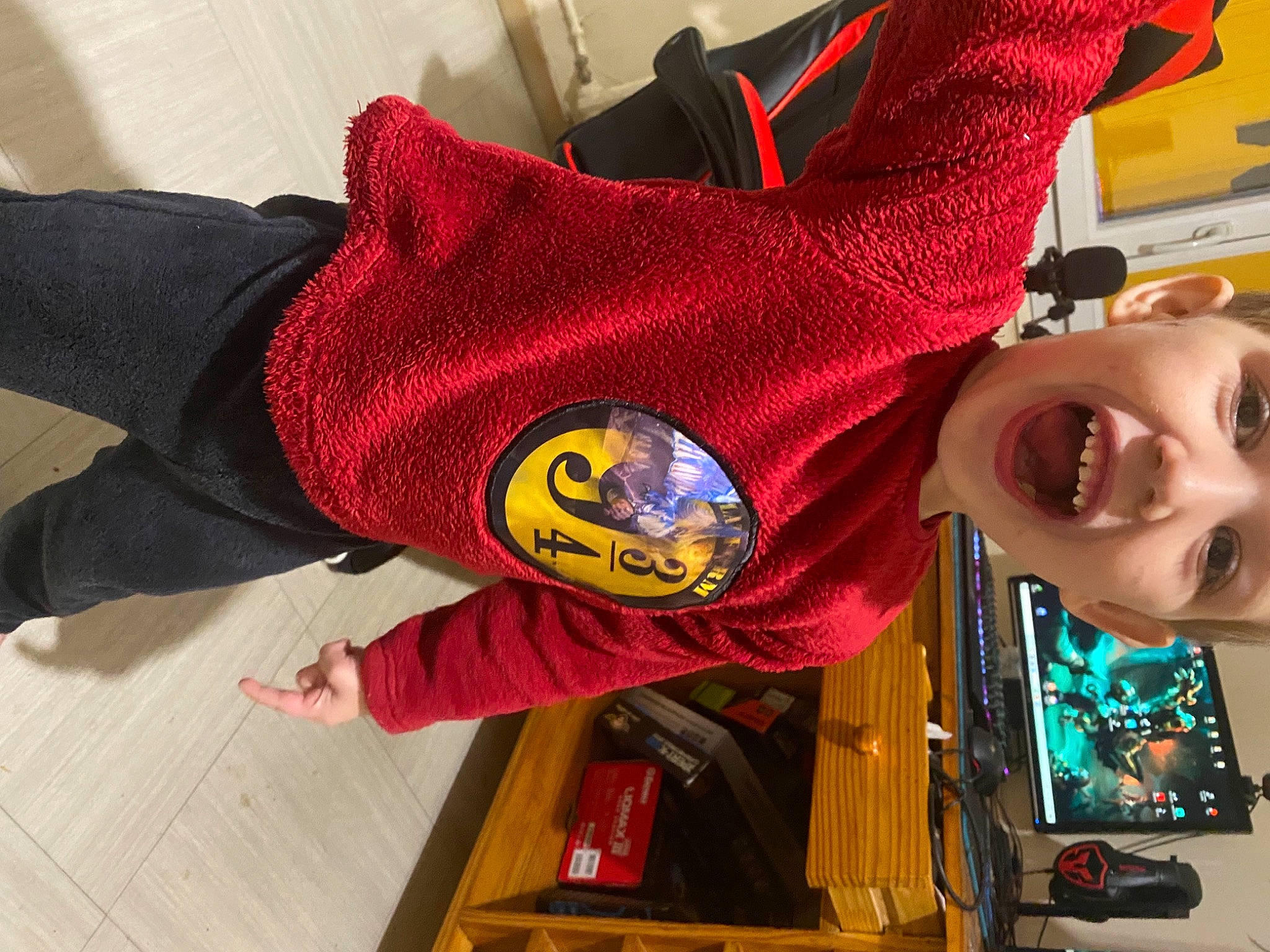 Yolan participe au concours pour gagner de l'argent avec cette photo : baby_products, baby_toddler_clothing, carmine, child, electric_blue, fashion_accessory, fictional_character, flooring, gesture, happy, human_leg, linens, pattern, person, red, sleeve, smile, sportswear, t_shirt, thumb