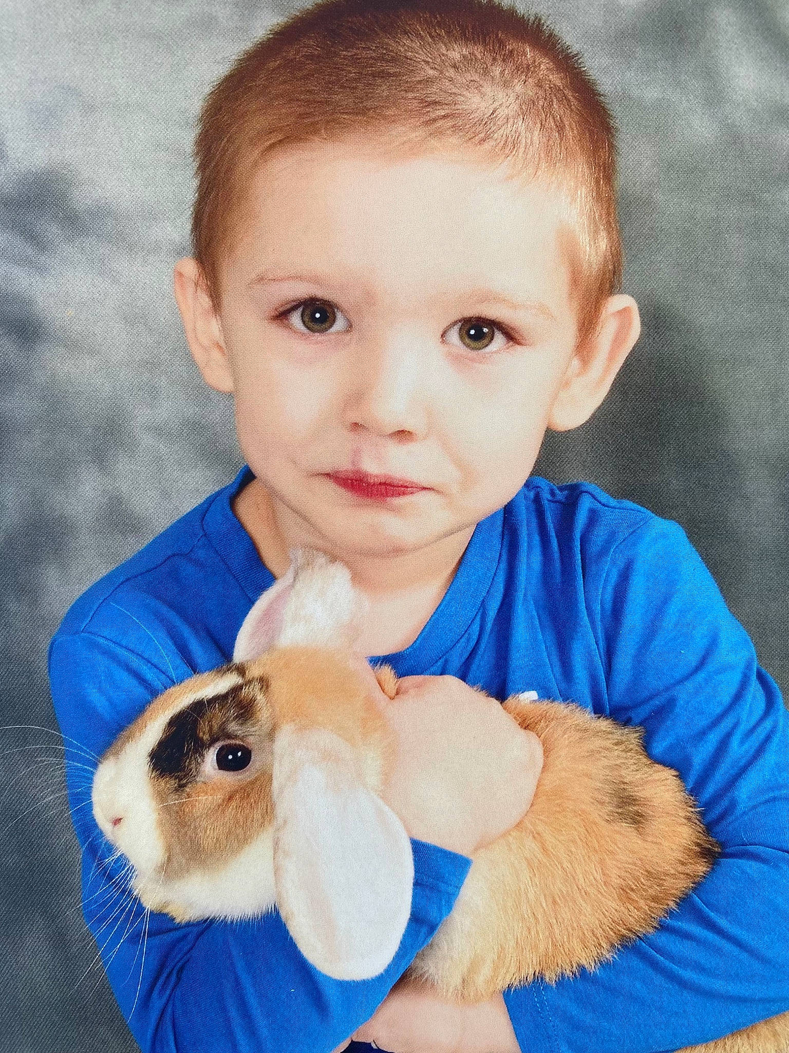 Yolan participe au concours pour gagner de l'argent avec cette photo : azure, baby_toddler_clothing, child, ear, electric_blue, fawn, fur, gesture, glove, happy, organ, person, plush, rabbit, rabbits_and_hares, skin, stuffed_toy, teddy_bear, textile, toddler