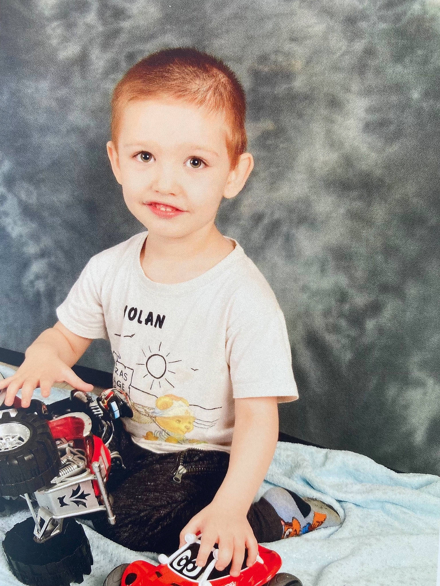 Yolan a rejoint le concours — aidez-le/la à gagner de superbes lots ! arm, baby_toddler_clothing, carmine, child, cool, eye, flash_photography, fun, hair, hairstyle, happy, joy, pattern, person, photograph, recreation, sitting, sleeve, smile, t_shirt