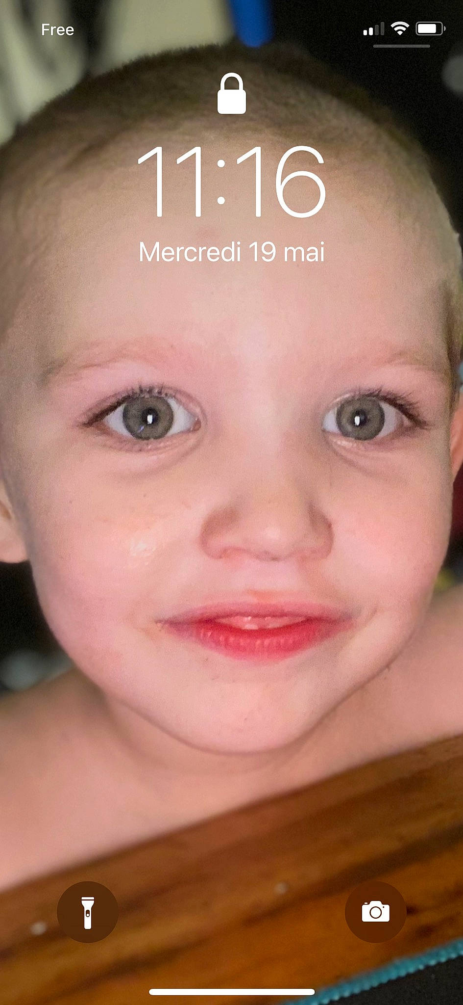 Yolan a rejoint le concours — aidez-le/la à gagner de superbes lots ! cheek, chin, ear, eyebrow, eyelash, facial_expression, finger, forehead, hair, hairstyle, happy, head, human_body, iris, joy, lip, mouth, neck, nose, person