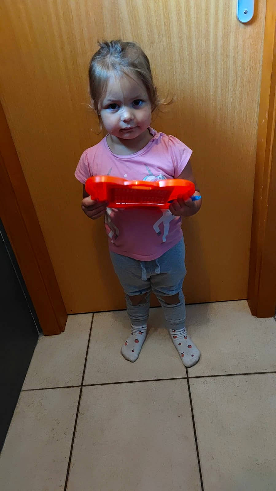 Annaleore a rejoint le concours — aidez-le/la à gagner de superbes lots ! baby_toddler_clothing, door, eye, eyewear, face, floor, flooring, hair, happy, head, jeans, leg, orange, person, shoe, shoulder, sleeve, standing, toddler, waist