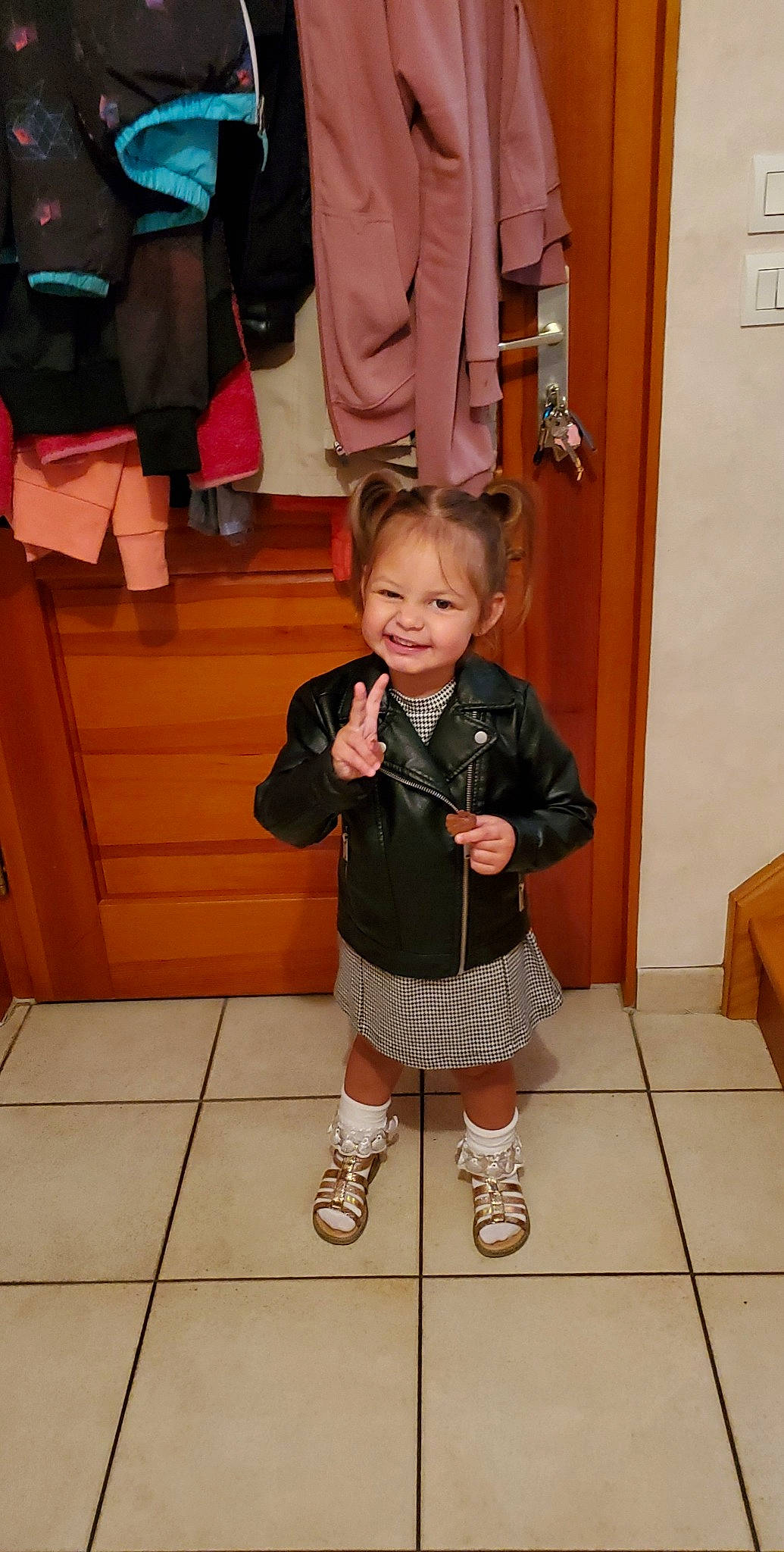 Annaleore a rejoint le concours — aidez-le/la à gagner de superbes lots ! baby_toddler_clothing, boot, door, event, fashion, flooring, fun, human_leg, joy, leg, person, pink, red, shoe, shorts, smile, sneakers, sock, standing, thigh