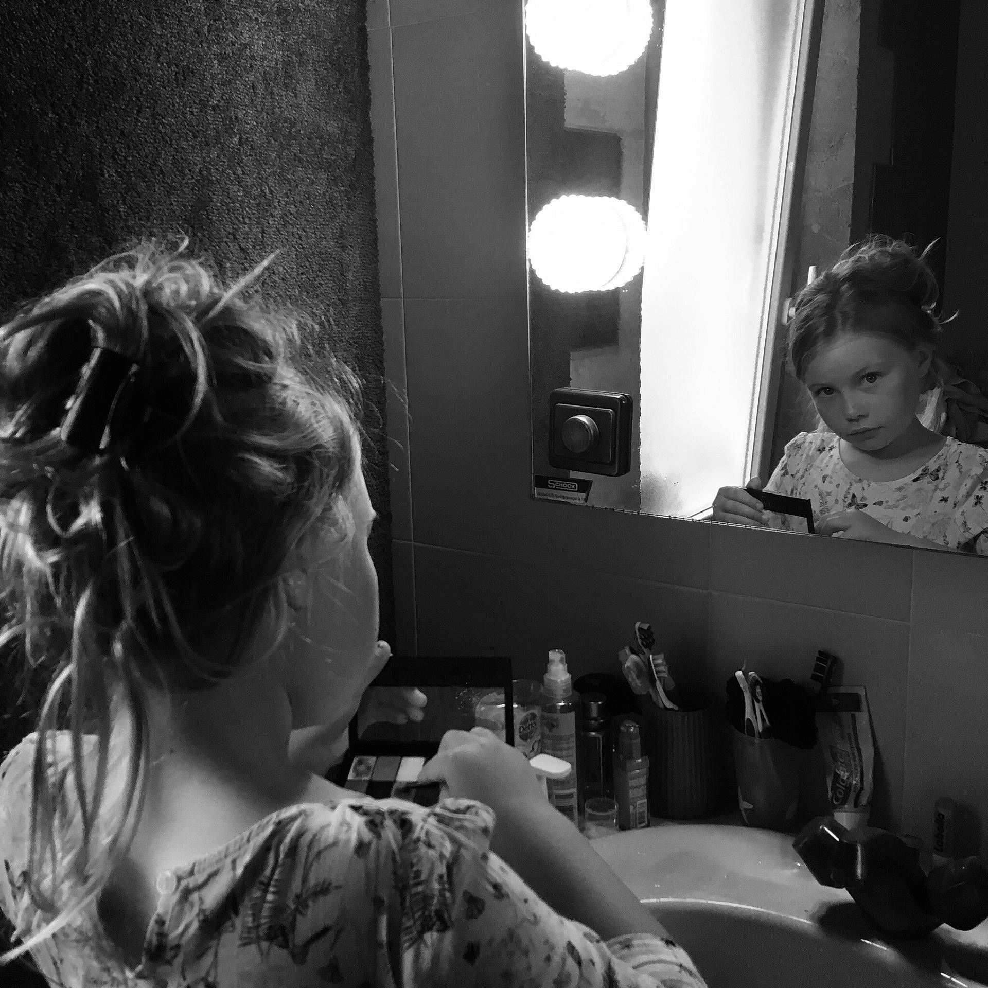 Charlie a rejoint le concours — aidez-le/la à gagner de superbes lots ! black, black_and_white, darkness, film_noir, girl, human, monochrome, monochrome_photography, person, photograph, photography, portrait_photography, scene, snapshot, white