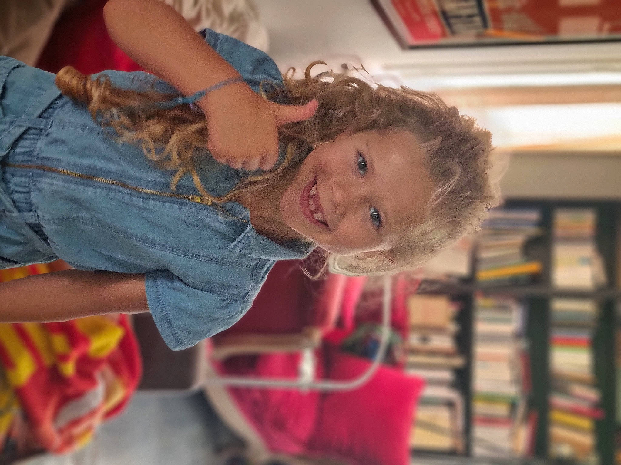 Lumen participe au concours pour gagner de l'argent avec cette photo : bookcase, cheek, child, denim, event, fun, gesture, happy, joy, leisure, person, picture_frame, play, room, shelf, sitting, smile, t_shirt, toddler, tree