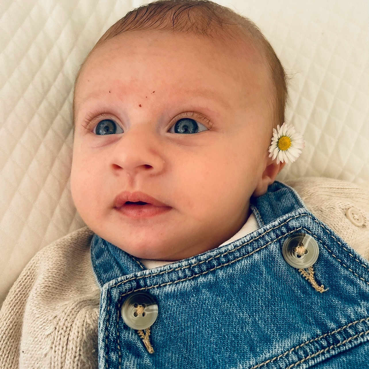 Louis participe au concours pour gagner de l'argent avec cette photo : accessories, baby, bodypart, clothing, coat, earring, face, finger, hand, happy, head, jacket, jeans, jewelry, newborn, pants, person, photography, portrait, smile