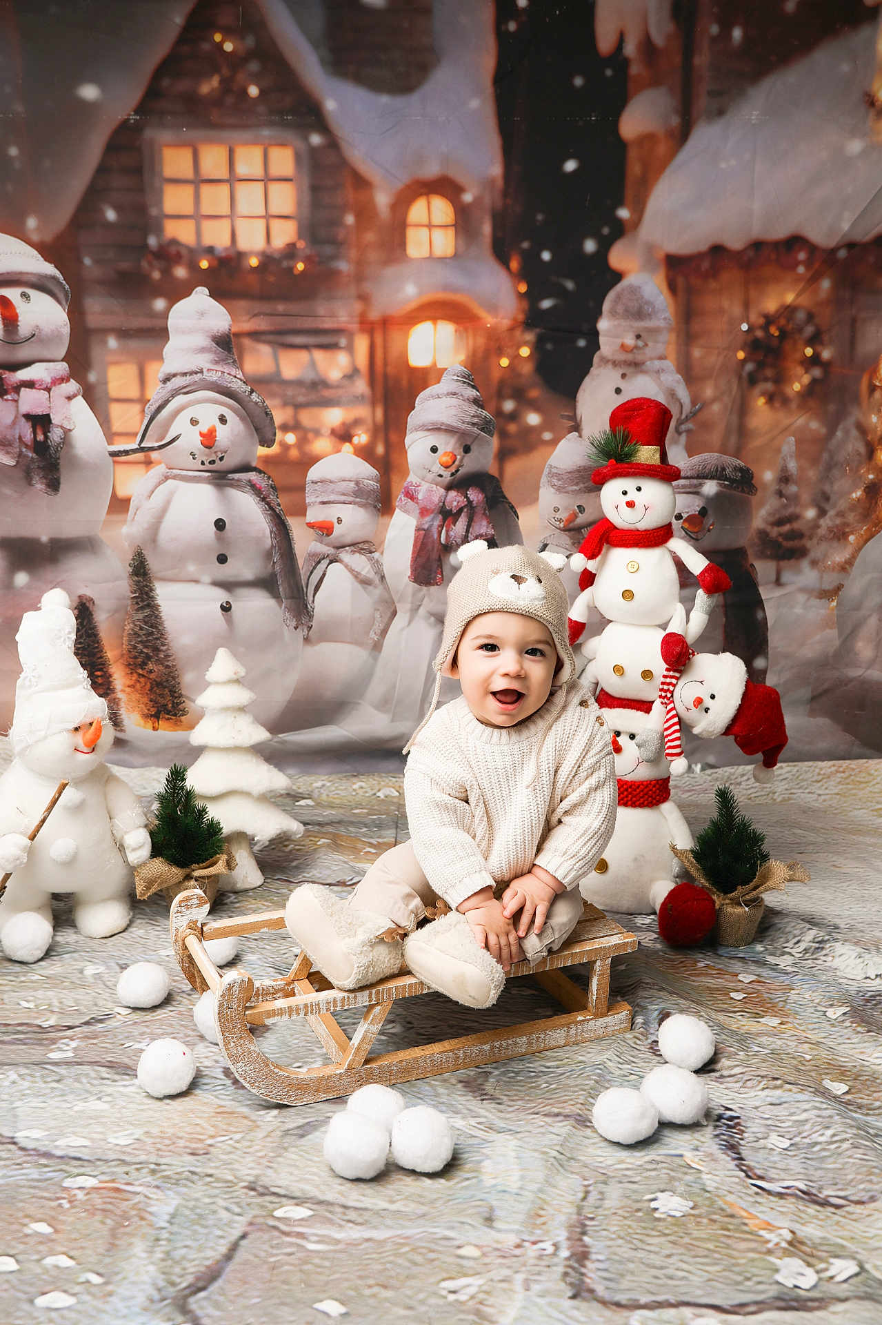 Liam a rejoint le concours — aidez-le/la à gagner de superbes lots ! background, boots, child, cozy, decorations, festive, happy, holiday, indoor, knit_hat, playful, scene, sled, smiling, snowballs, snowman, toddler, toy, winter, winter_clothing