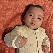 Meleÿna a rejoint le concours — aidez-le/la à gagner de superbes lots ! baby, infant, blanket, onesie, clothing, face, person, child, soft_texture, cute, fist, lying_down, cozy, patterned_clothing, indoor, portrait, newborn, small_hands, sleepwear, resting