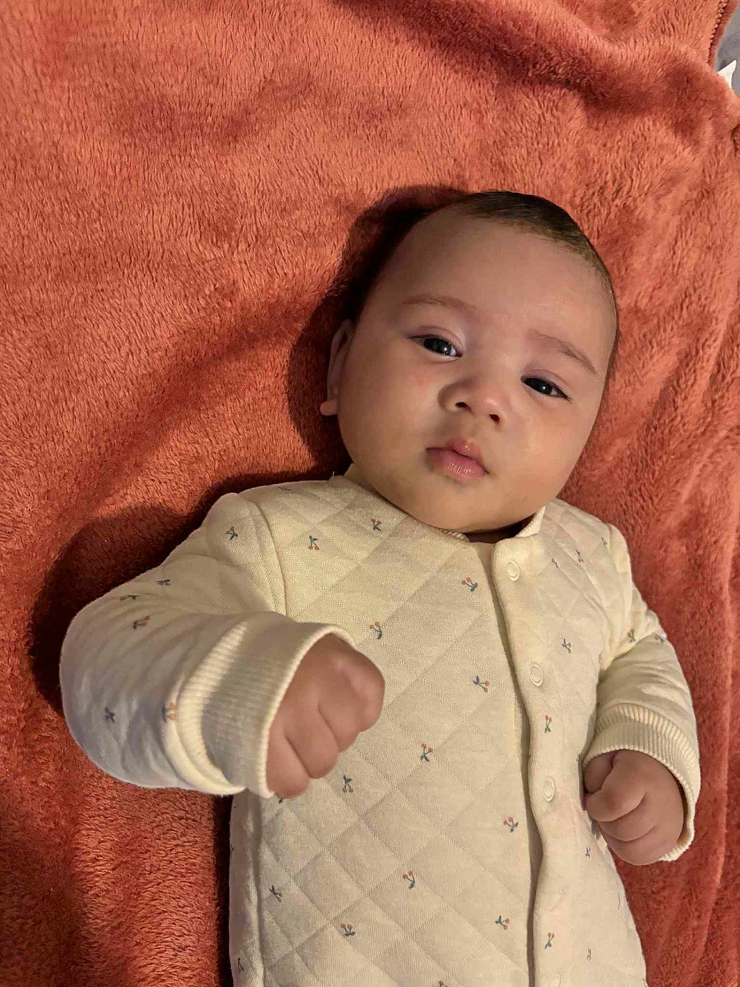 Meleÿna a rejoint le concours — aidez-le/la à gagner de superbes lots ! baby, infant, blanket, onesie, clothing, face, person, child, soft_texture, cute, fist, lying_down, cozy, patterned_clothing, indoor, portrait, newborn, small_hands, sleepwear, resting