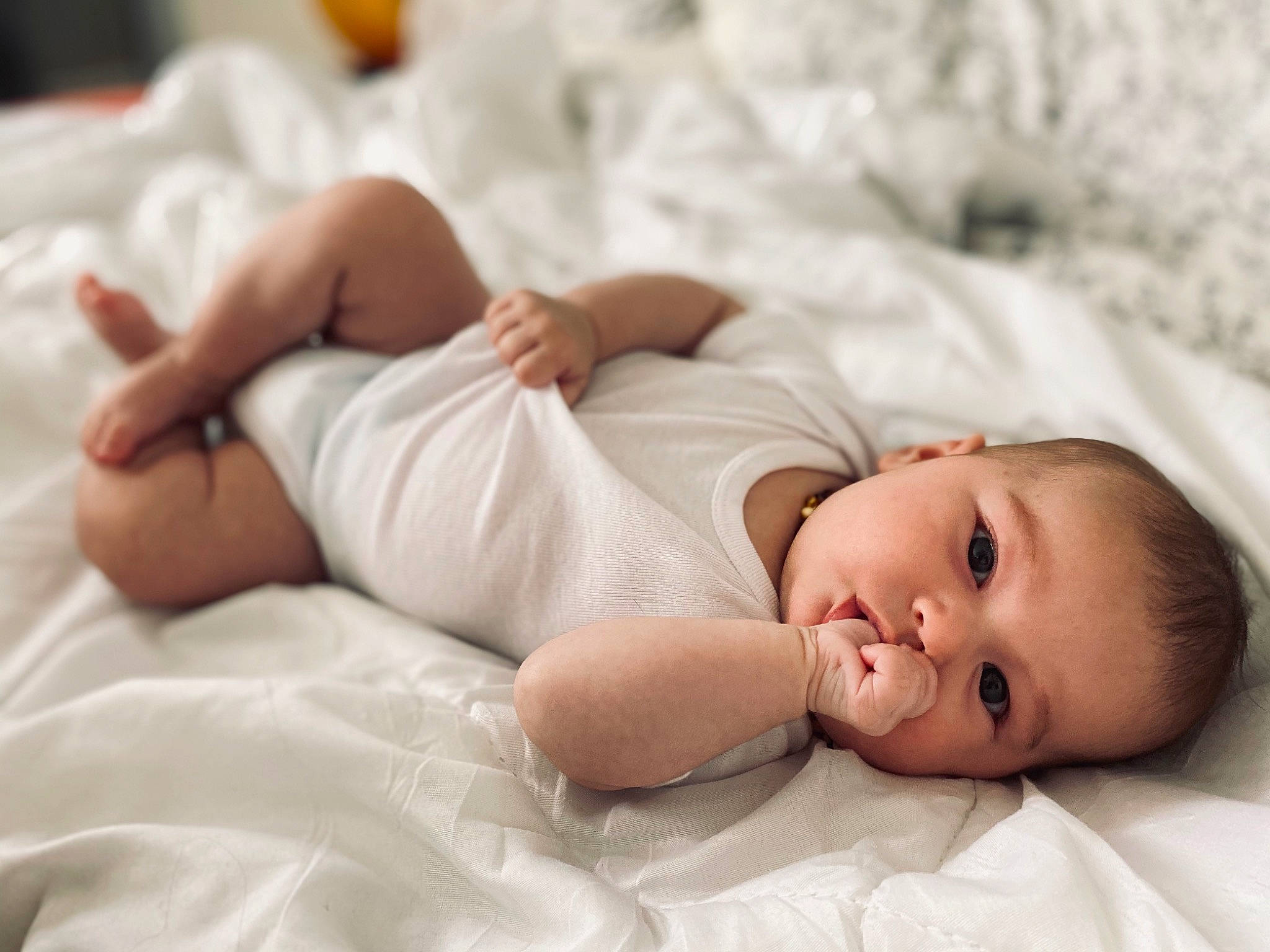 Harper a rejoint le concours — aidez-le/la à gagner de superbes lots ! arm, baby, baby_toddler_clothing, comfort, dress, eye, finger, flash_photography, hair, hand, headgear, human_body, human_leg, knee, linens, muscle, neck, person, skin, toddler