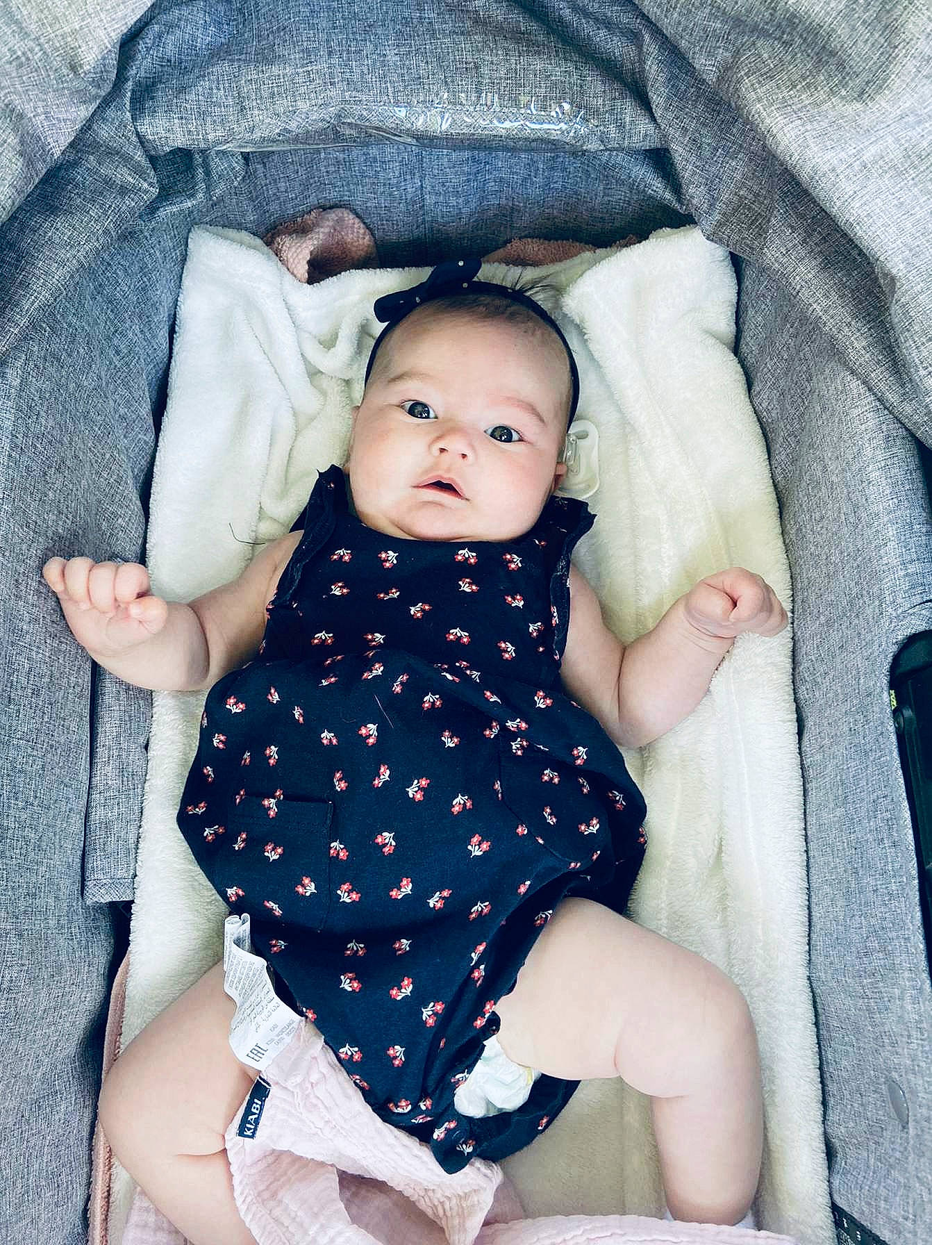 Harper a rejoint le concours — aidez-le/la à gagner de superbes lots ! azure, baby, baby_products, baby_sleeping, baby_toddler_clothing, cheek, child, comfort, finger, grass, hand, head, leg, linens, pattern, person, sitting, skin, sleeve, thigh