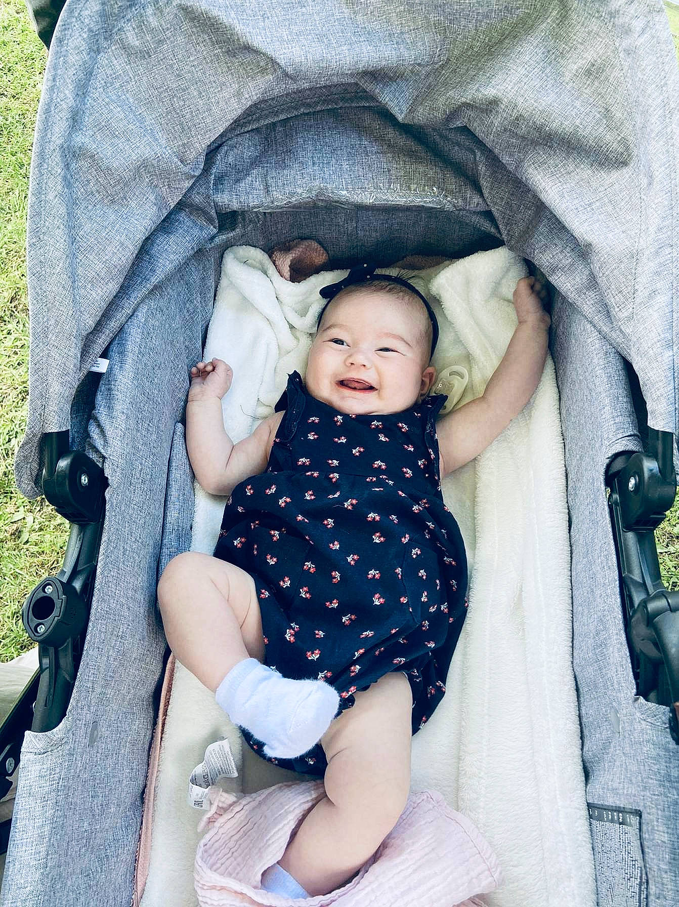 Harper participe au concours pour gagner de l'argent avec cette photo : baby, baby_products, baby_safety, baby_toddler_clothing, beauty, child, comfort, electric_blue, foot, happy, human_leg, lap, pattern, people_in_nature, person, photograph, sitting, smile, thigh, thumb