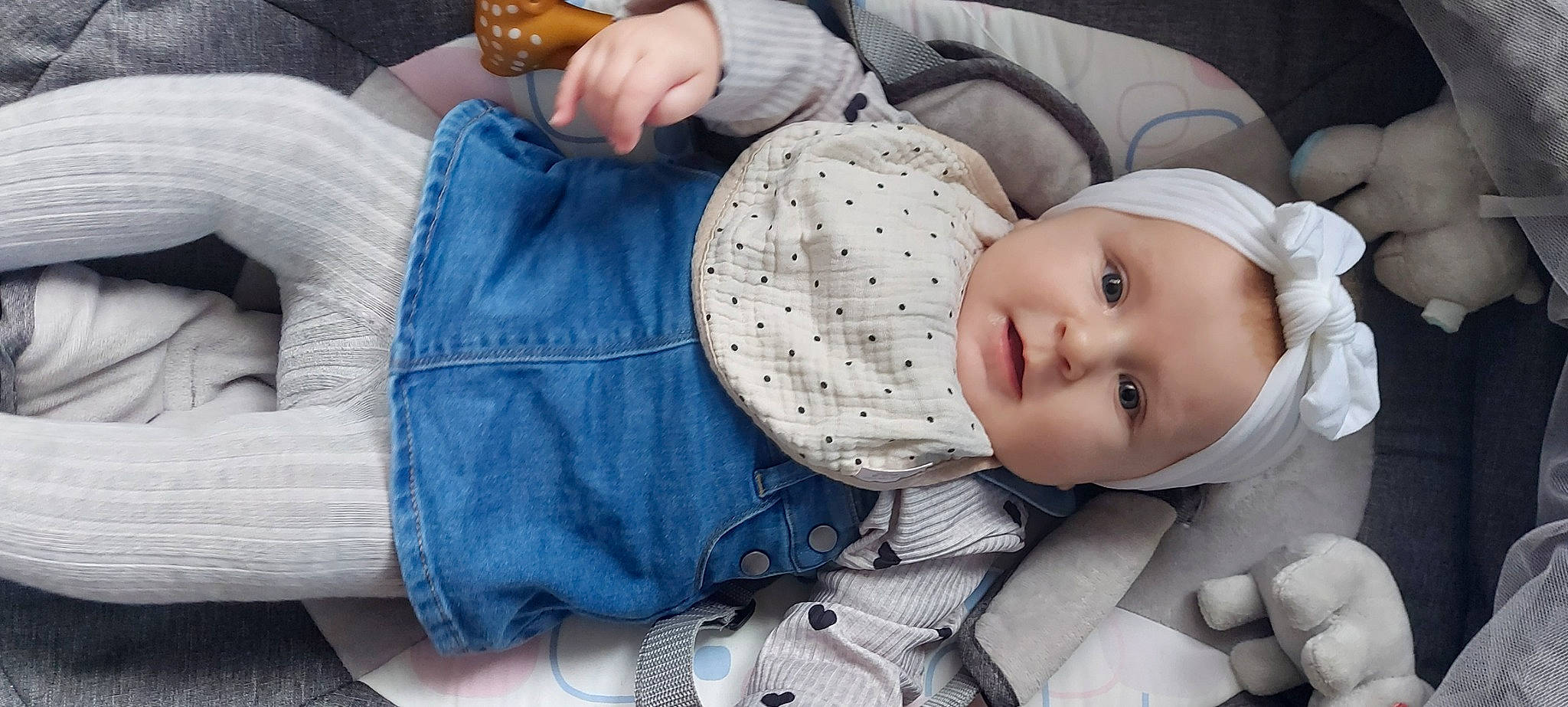Noëlia a rejoint le concours — aidez-le/la à gagner de superbes lots ! baby, baby_products, baby_toddler_clothing, blue, cheek, child, comfort, denim, grass, hat, headwear, linens, nail, pattern, person, plaid, sitting, skin, sleeve, smile