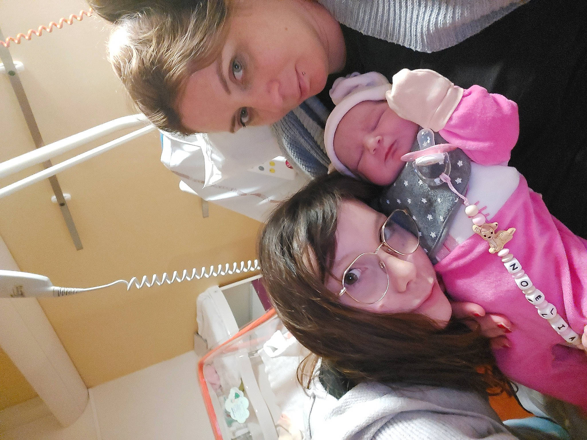 Noëlia a rejoint le concours — aidez-le/la à gagner de superbes lots ! cheek, child, drinkware, ear, event, eyelash, eyewear, fashion_accessory, fun, hair_care, hair_coloring, happy, jewellery, mouth, party, person, room, skin, smile, throat