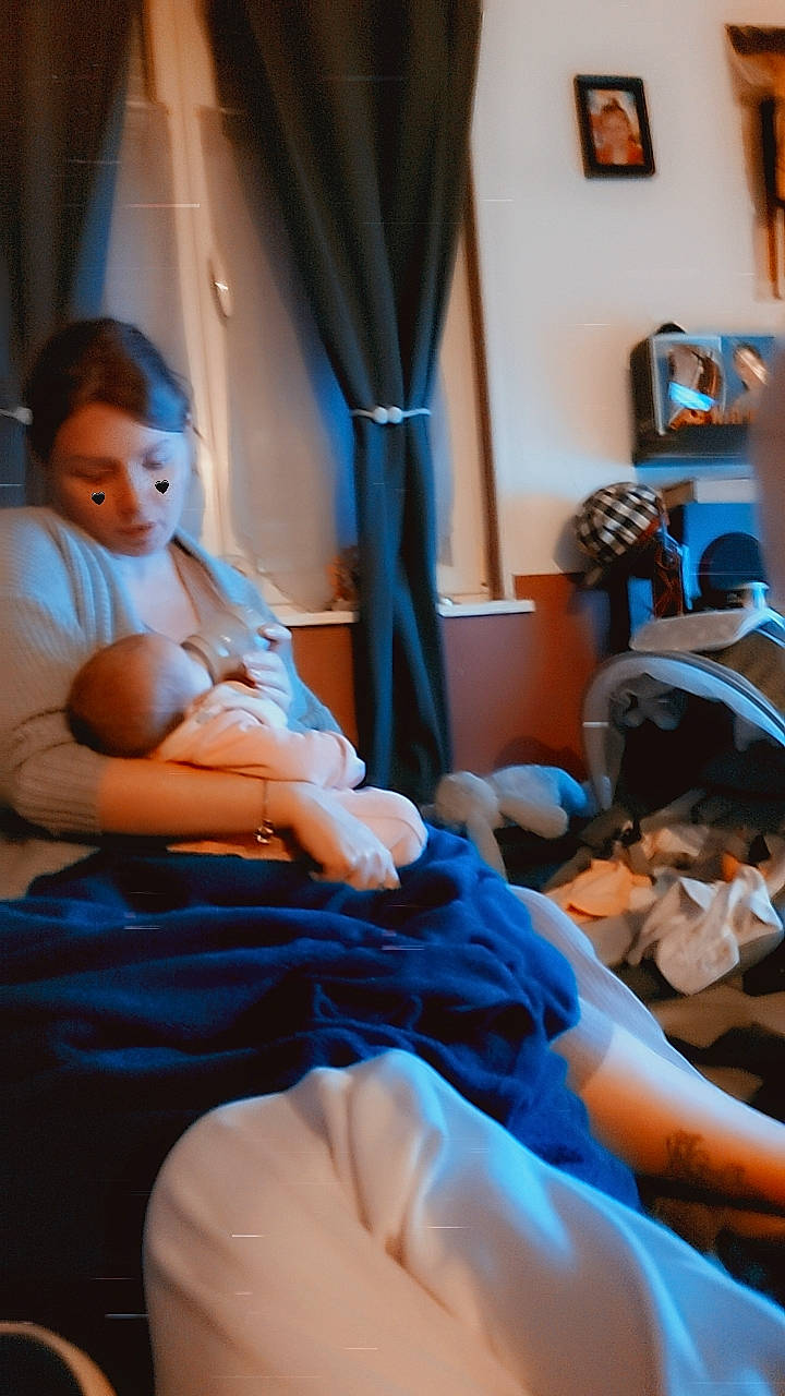 Noëlia a rejoint le concours — aidez-le/la à gagner de superbes lots ! abdomen, black_hair, blue, chair, chest, comfort, curtain, elbow, electric_blue, event, fashion_design, fun, human_leg, joint, knee, leisure, person, purple, room, thigh