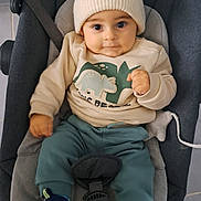 Gabin participe au concours pour gagner de l'argent avec cette photo : baby, baby_seat, child, clothing, comfort, cozy, cushion, cute, eyes, face, feet, floor_tiles, hands, hat, indoors, infant, knit_hat, portrait, sitting, sneakers