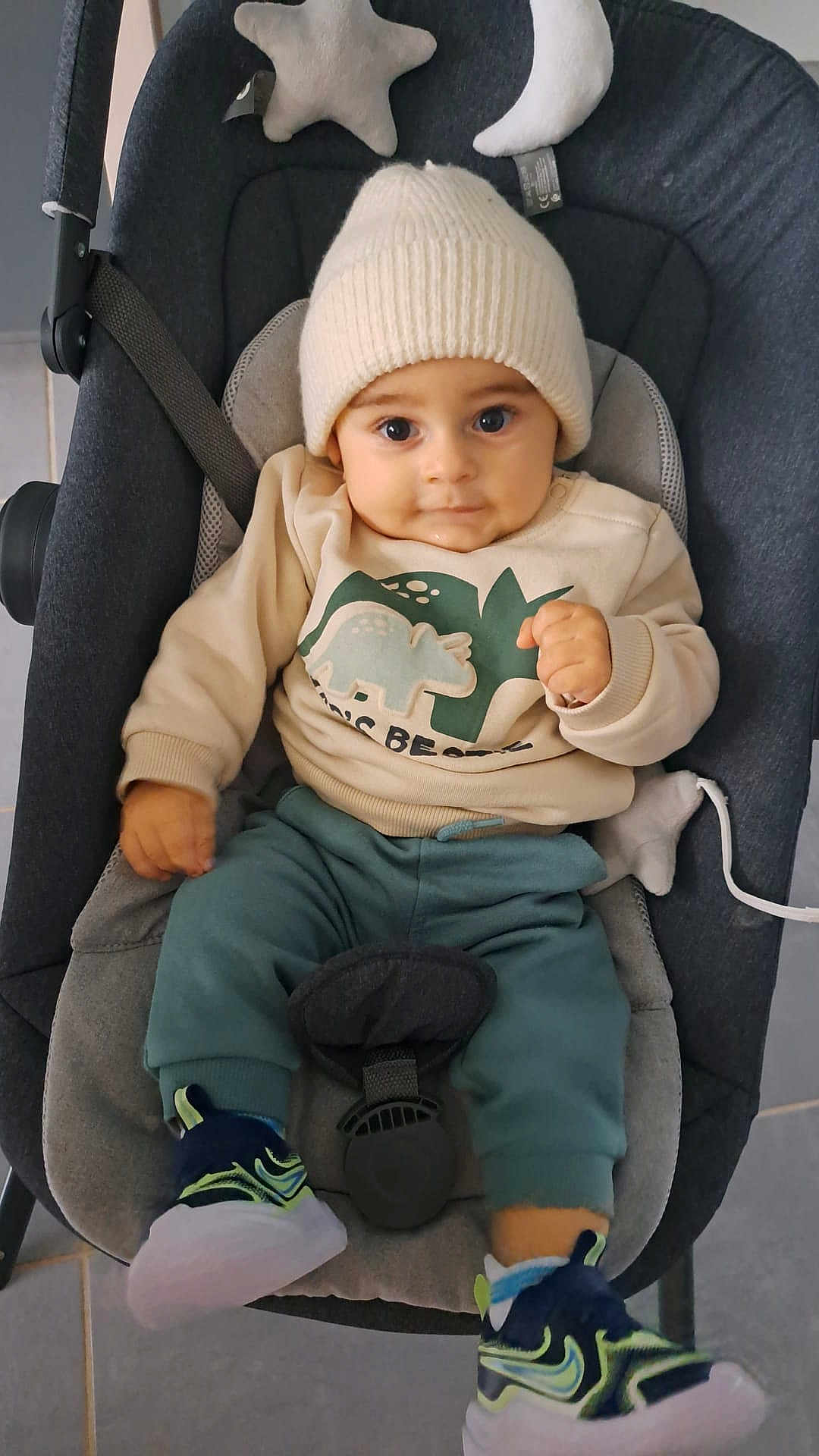 Gabin participe au concours pour gagner de l'argent avec cette photo : baby, baby_seat, child, clothing, comfort, cozy, cushion, cute, eyes, face, feet, floor_tiles, hands, hat, indoors, infant, knit_hat, portrait, sitting, sneakers