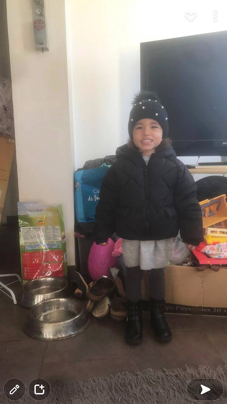 Tiffany participe au concours pour gagner de l'argent avec cette photo : boot, cap, drinkware, floor, flooring, fun, fur, hat, headwear, helmet, human_leg, jacket, joy, knee, leg, person, personal_protective_equipment, smile, standing, tableware