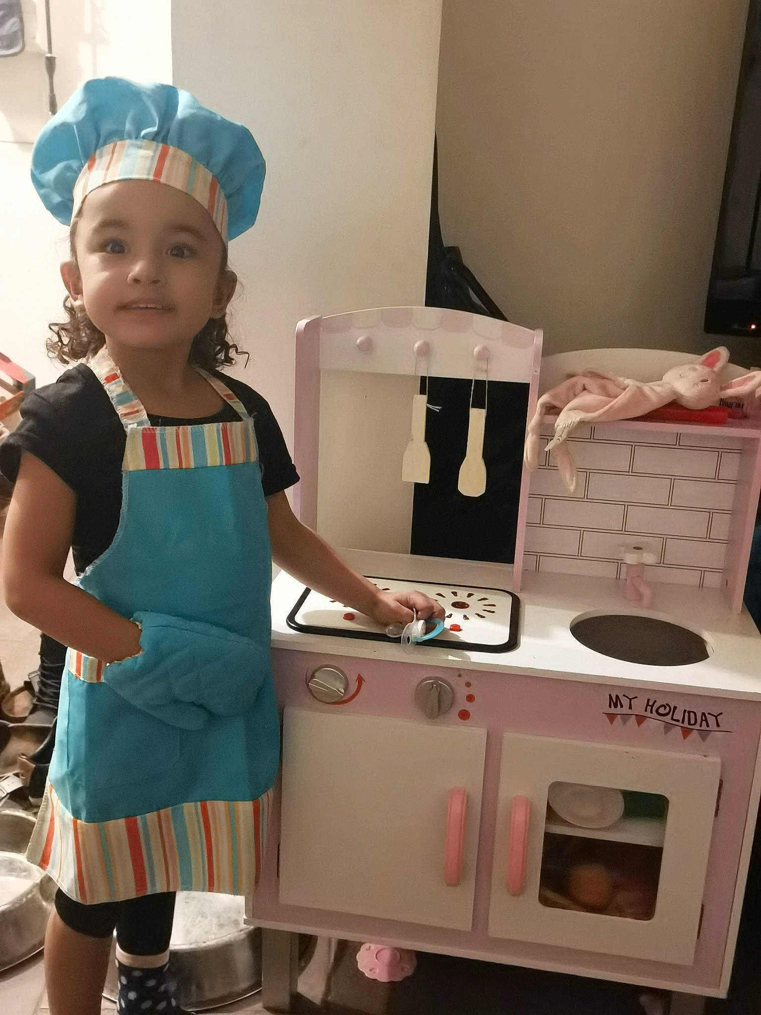 Tiffany a rejoint le concours — aidez-le/la à gagner de superbes lots ! child, cook, cooking, event, fashion, fashion_design, fun, happy, headwear, home_appliance, kitchen, kitchen_appliance, machine, major_appliance, office_equipment, person, pink, room, service, smile