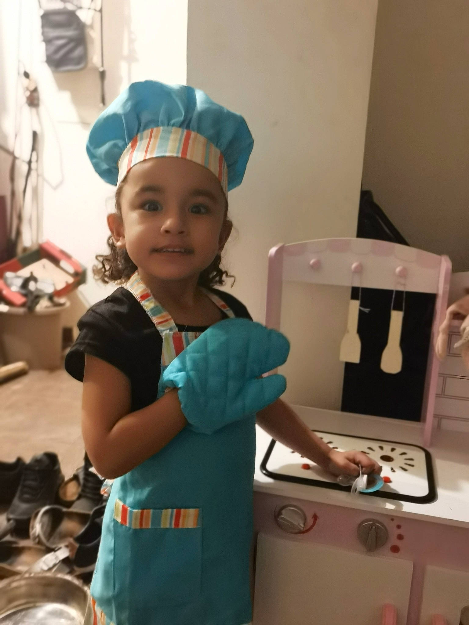 Tiffany participe au concours pour gagner de l'argent avec cette photo : baby, bag, child, cook, cooking, fashion_accessory, fun, gas, headwear, homemaker, kitchen, kitchen_appliance, luggage_and_bags, machine, person, personal_protective_equipment, room, service, t_shirt, toddler