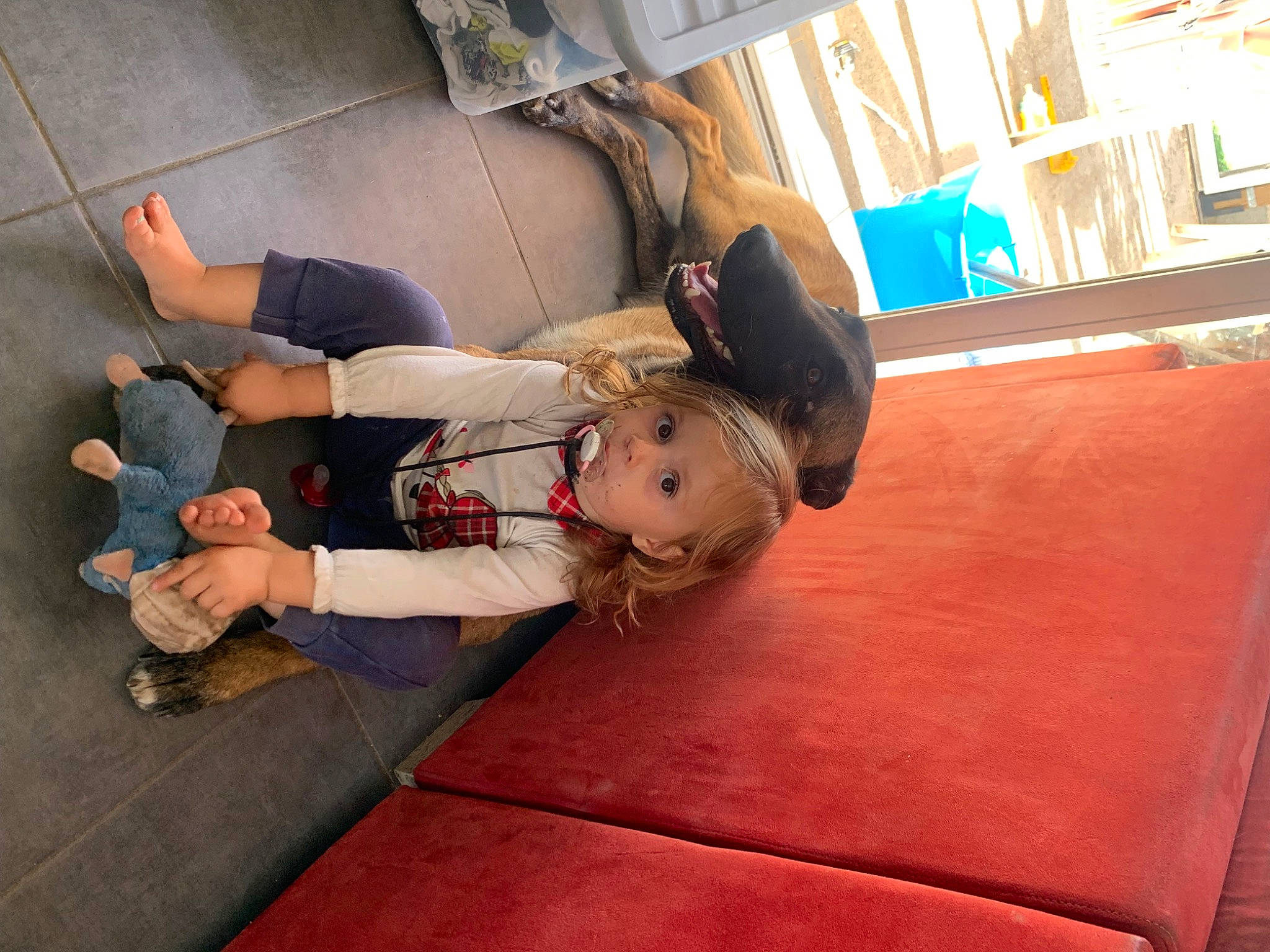 Helena Catalia participe au concours pour gagner de l'argent avec cette photo : bag, boot, comfort, flooring, fun, hat, human_leg, jeans, knee, leg, leisure, luggage_and_bags, person, recreation, sandal, sitting, sneakers, sportswear, thigh, toddler