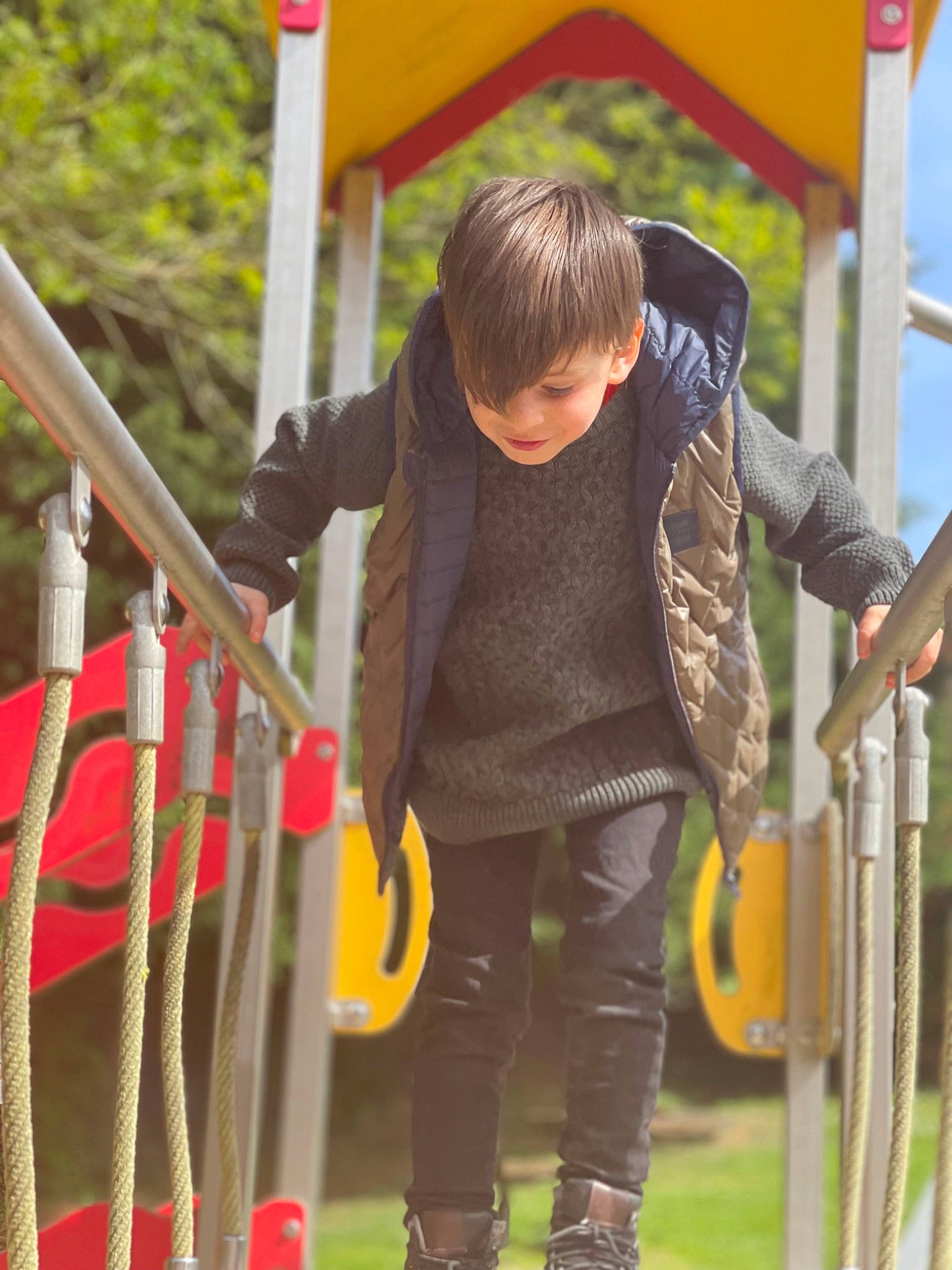 Clément a rejoint le concours — aidez-le/la à gagner de superbes lots ! baby, child, chute, city, fun, grass, leisure, outdoor_play_equipment, person, plant, play, playground, recreation, soil, toddler, tree, yard, yellow