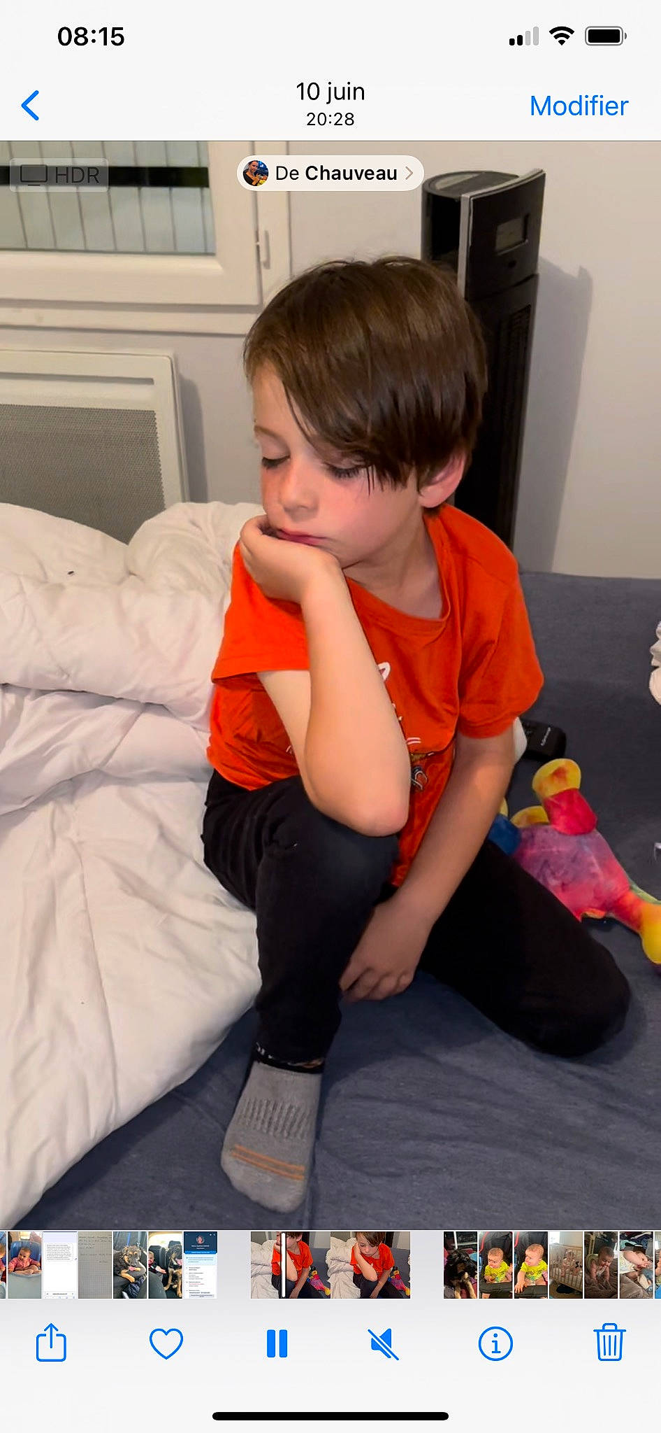 Clément a rejoint le concours — aidez-le/la à gagner de superbes lots ! arm, bangs, child, comfort, couch, elbow, flooring, fun, happy, human_leg, joint, knee, lap, person, play, sitting, sleeve, sock, t_shirt, thigh