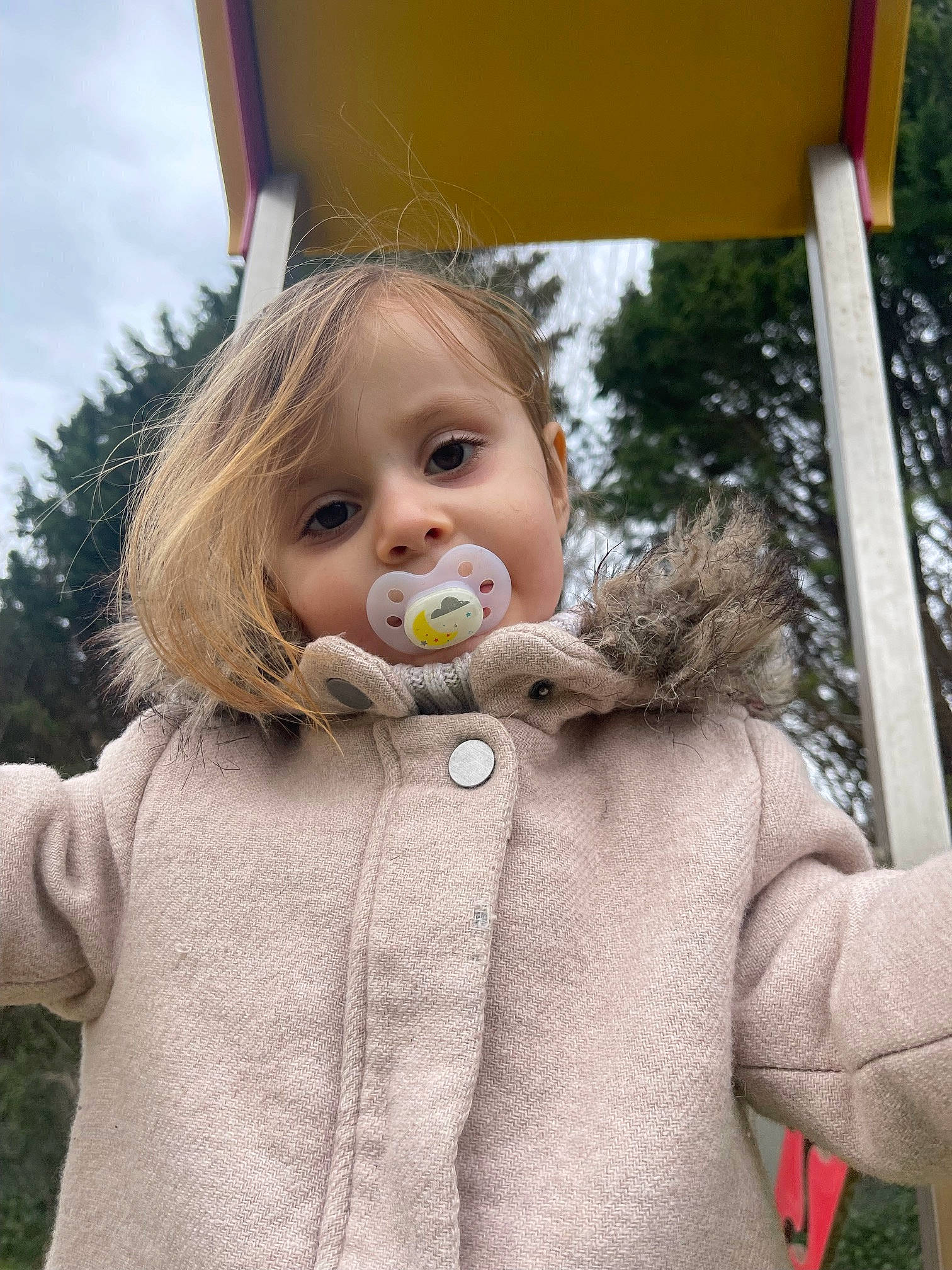 Helena a rejoint le concours — aidez-le/la à gagner de superbes lots ! baby_toddler_clothing, blond, cheek, child, eye, face, fun, gesture, grass, hair, happy, head, iris, nose, person, skin, sky, sleeve, toddler, tree