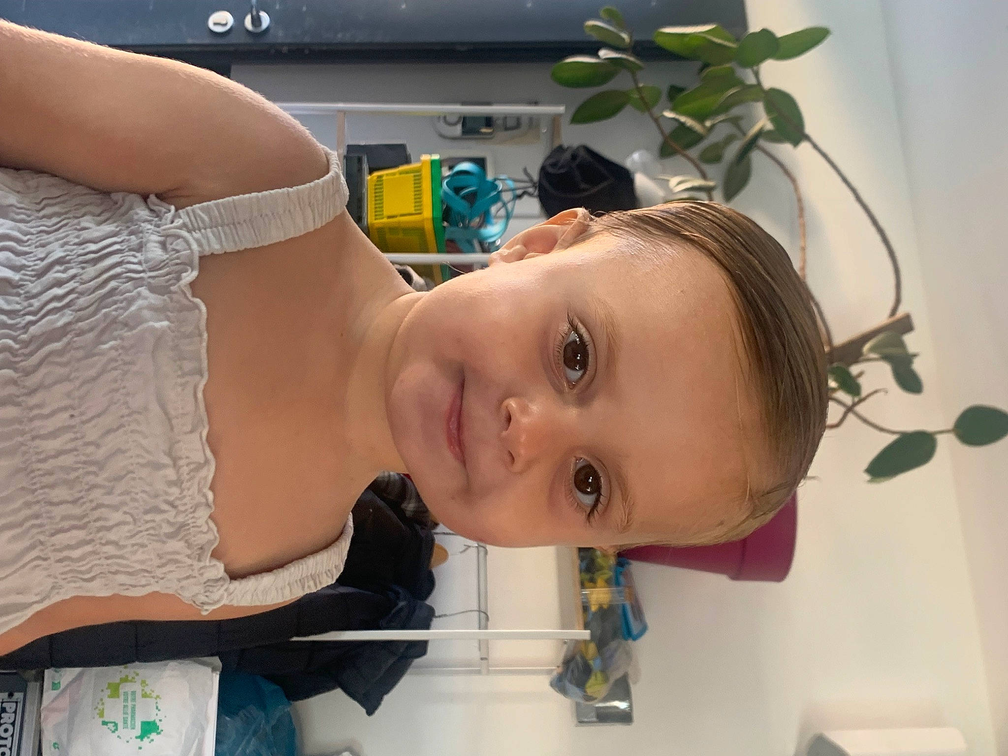 Helena participe au concours pour gagner de l'argent avec cette photo : baby, baby_products, bathing, chest, child, dress, ear, event, eyelash, fashion_accessory, fun, happy, home_appliance, houseplant, jewellery, person, room, skin, toddler, vehicle_door