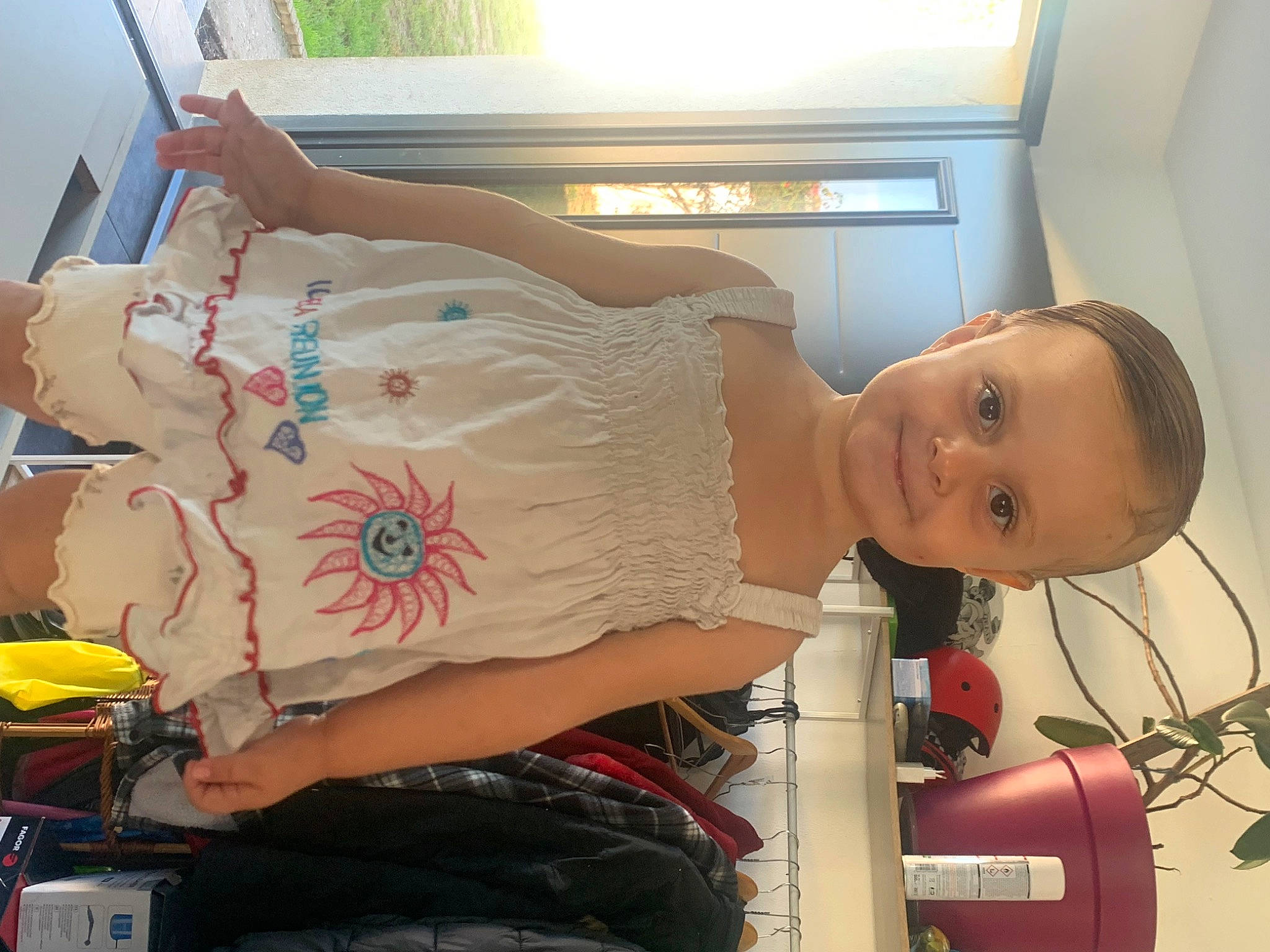 Helena participe au concours pour gagner de l'argent avec cette photo : abdomen, automotive_design, baby, chest, clinic, elbow, fun, joy, leisure, machine, motor_vehicle, person, room, service, shorts, shoulder, t_shirt, trunk, vehicle_door, waist