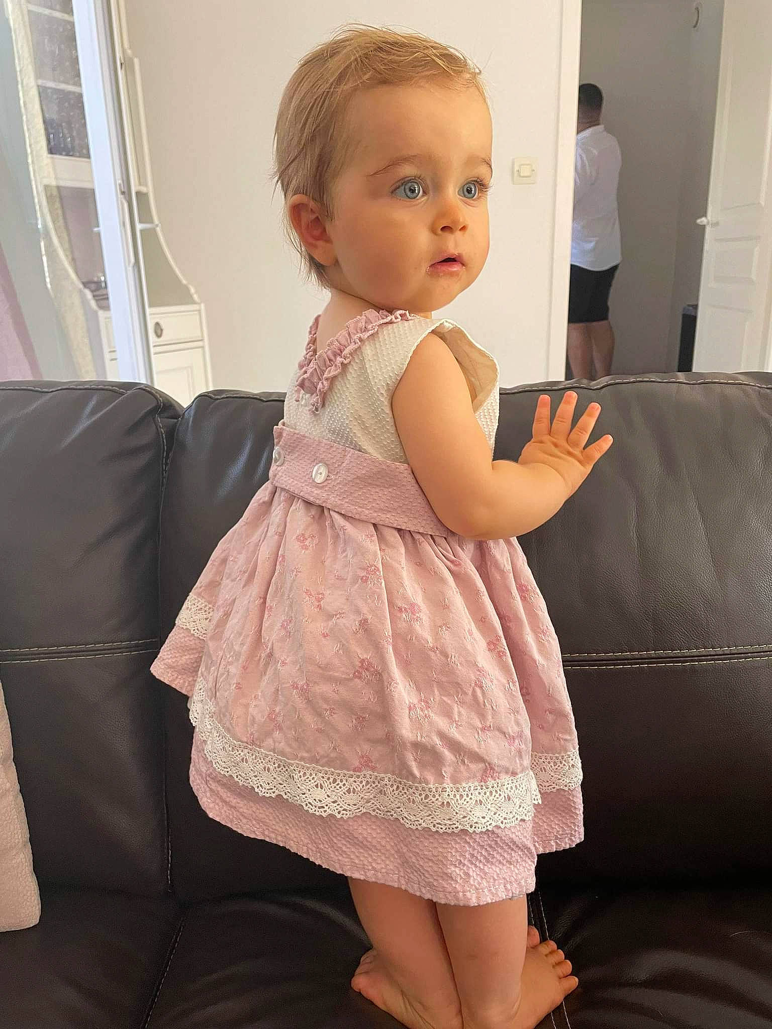 Hilona a rejoint le concours — aidez-le/la à gagner de superbes lots ! arm, baby_toddler_clothing, cheek, comfort, couch, dress, finger, flooring, gesture, hair, hand, iris, joint, leg, lip, neck, one_piece_garment, person, shoulder, skin