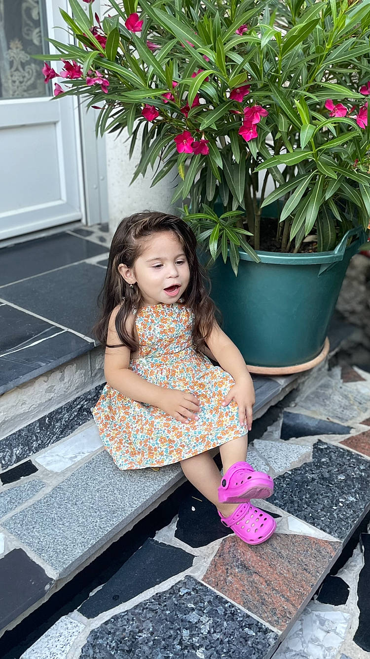 Baronita a rejoint le concours — aidez-le/la à gagner de superbes lots ! baby_toddler_clothing, beauty, black_hair, child, flash_photography, flower, flowerpot, grass, happy, houseplant, leisure, magenta, people, person, photograph, pink, plant, snapshot, thigh, toddler
