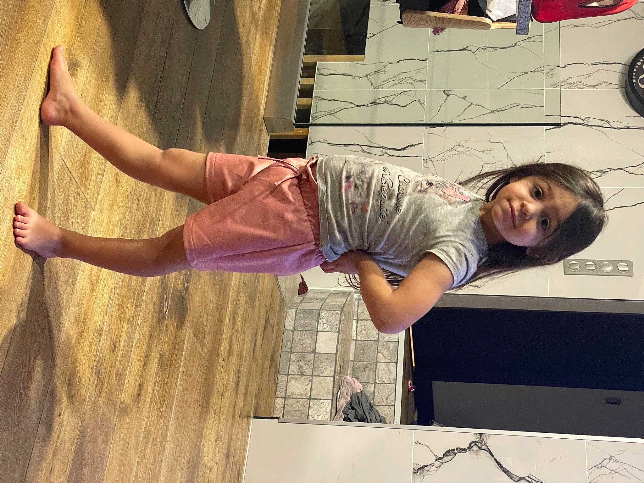 Kimberley a rejoint le concours — aidez-le/la à gagner de superbes lots ! beauty, dress, elbow, eyewear, fashion, fun, happy, human_leg, joint, leg, person, shoulder, sneakers, street_fashion, thigh, tire, tree, waist, wheel, wood