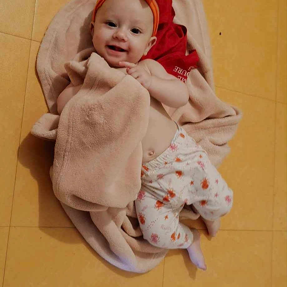 Mila a rejoint le concours — aidez-le/la à gagner de superbes lots ! baby, bathtowel, blanket, face, happy, head, newborn, person, photography, portrait, quilt, smile, towel