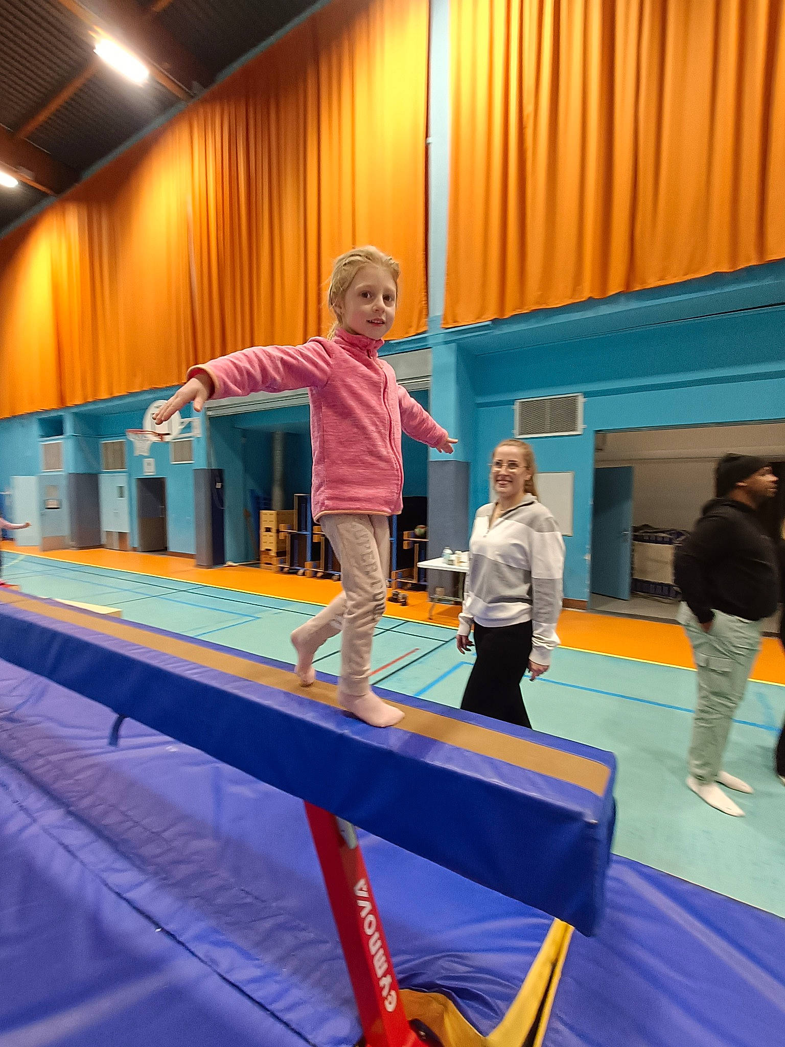 Louanne participe au concours pour gagner de l'argent avec cette photo : balance, beam, competition, curtain, electric_blue, engineering, event, flooring, fun, hall, individual_sports, indoor_games_and_sports, joy, leisure, machine, person, recreation, room, sports, t_shirt