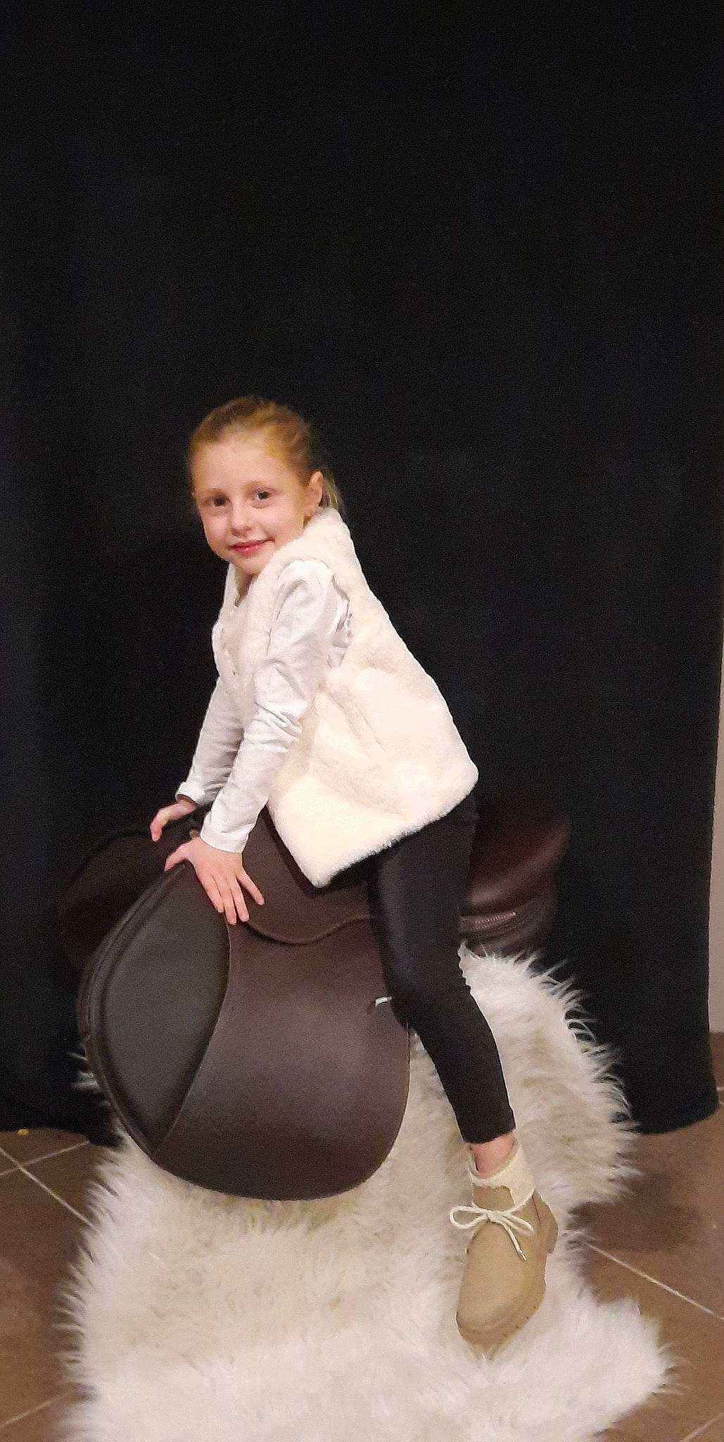 Louanne a rejoint le concours — aidez-le/la à gagner de superbes lots ! boot, choreography, entertainment, event, fashion_design, flash_photography, flooring, formal_wear, happy, human_leg, joy, knee, leg, leggings, performing_arts, person, shoe, sitting, sleeve, sportswear