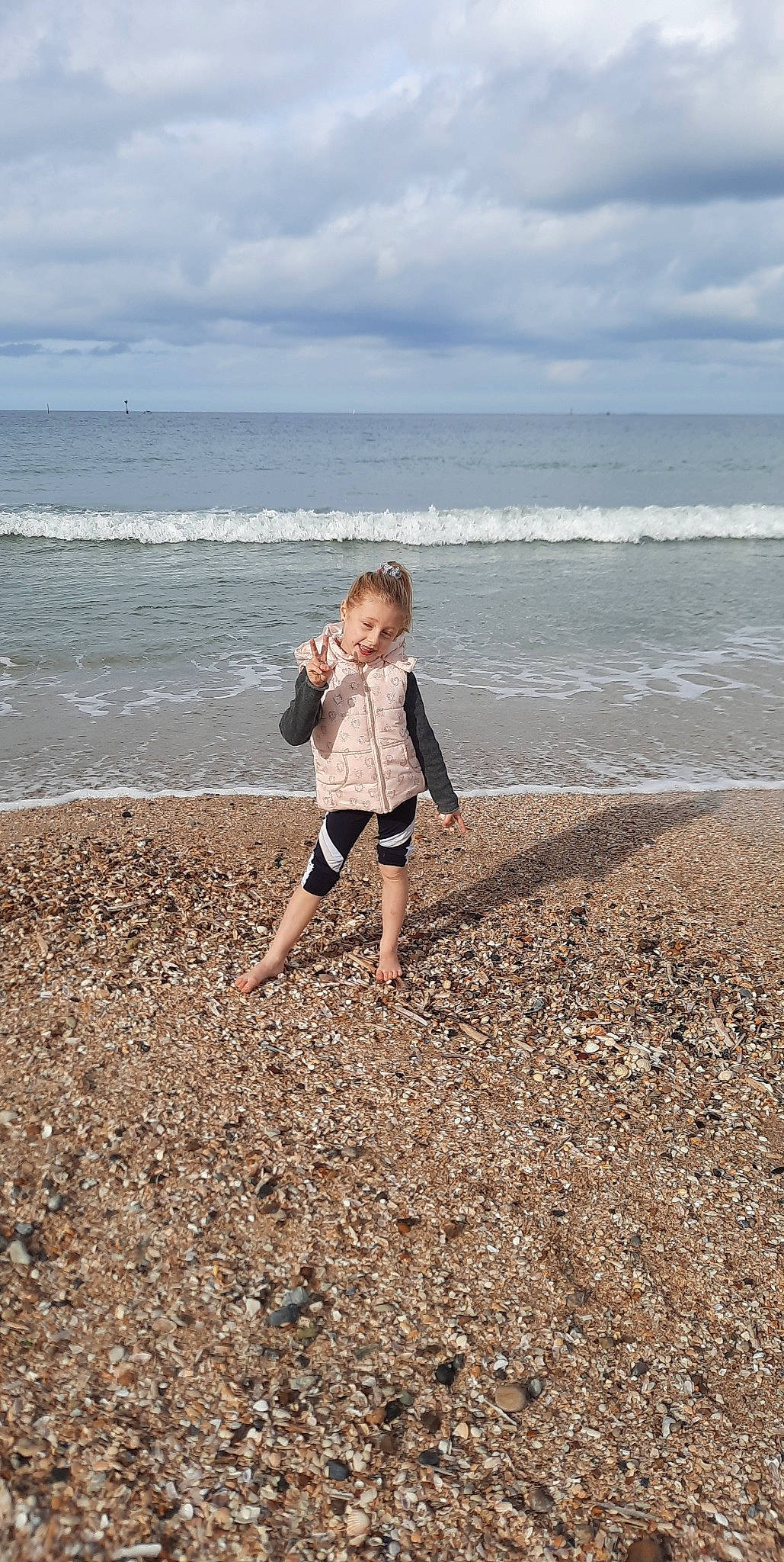 Louanne a rejoint le concours — aidez-le/la à gagner de superbes lots ! barefoot, beach, cloud, coastal_and_oceanic_landforms, flash_photography, fun, happy, horizon, landscape, leg, leisure, natural_environment, people_in_nature, people_on_beach, person, shorts, sky, sunlight, vertebrate, water