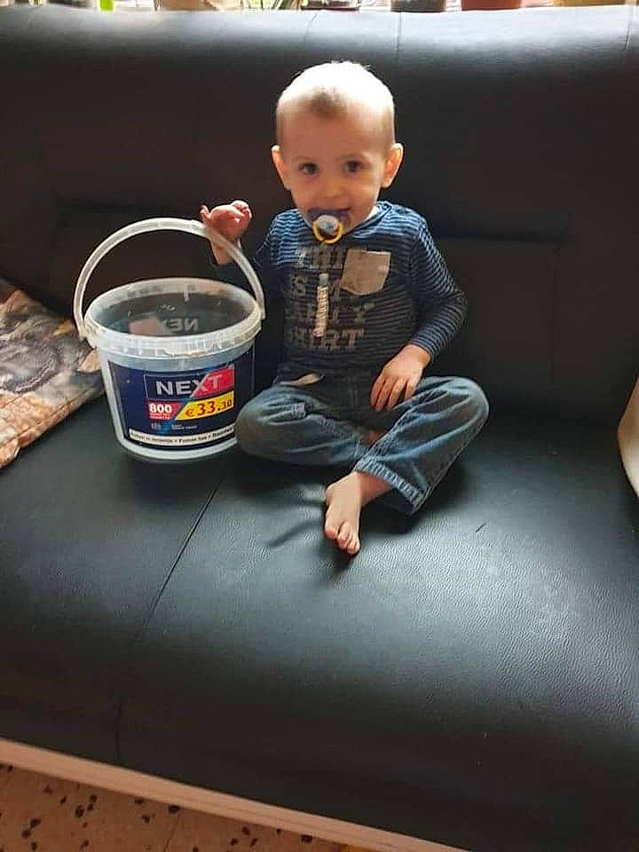 Eliano participe au concours pour gagner de l'argent avec cette photo : baby, baby_products, baby_toddler_clothing, car_seat, child, comfort, couch, foot, human_body, lap, person, plastic, play, sitting, toddler