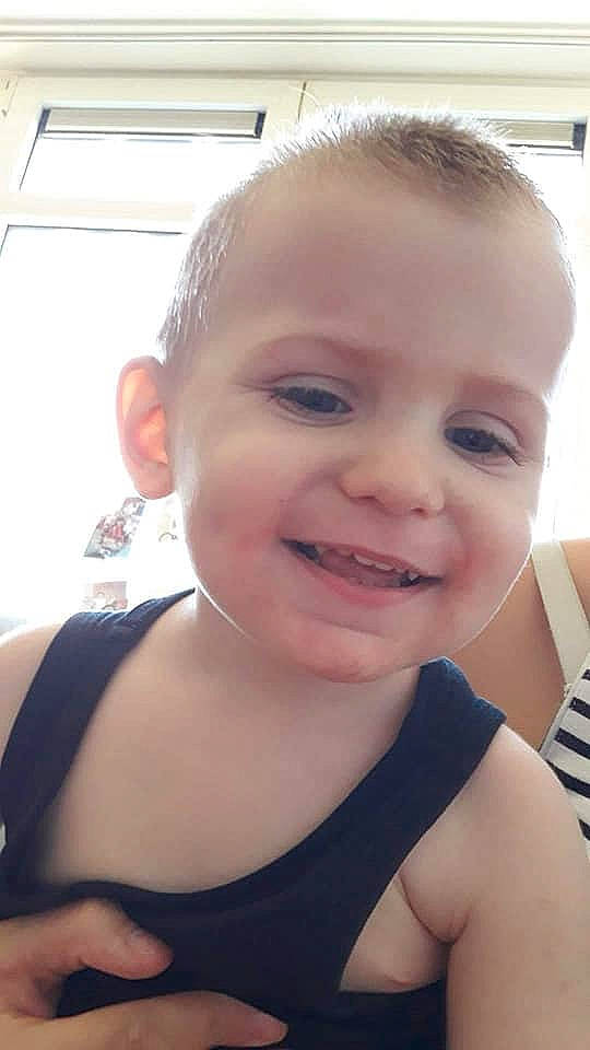 Eliano a rejoint le concours — aidez-le/la à gagner de superbes lots ! arm, blue, cheek, clothing, daytime, eye, face, finger, fun, hair, head, human, joy, leg, lip, people, person, product, sitting, smile