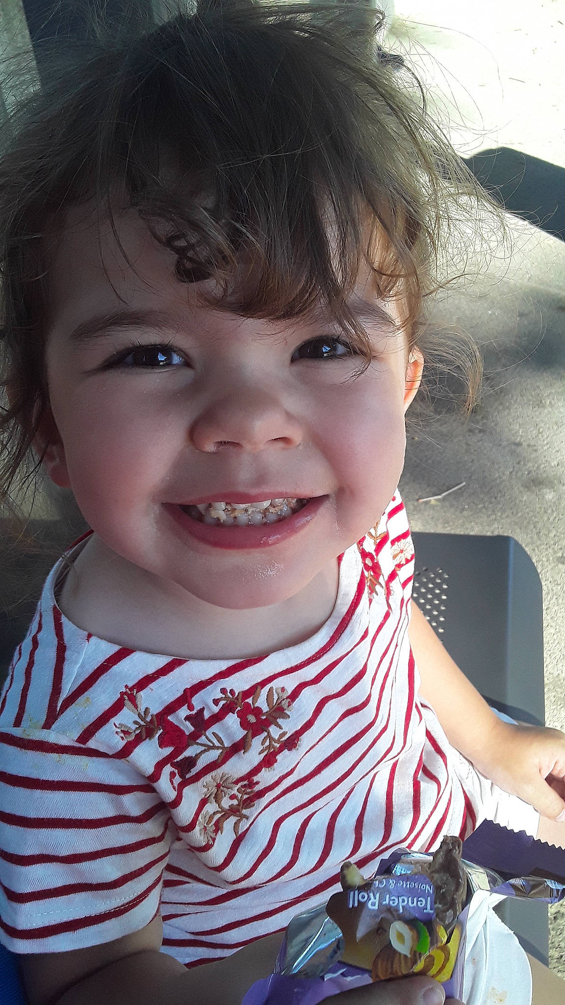 Nina participe au concours pour gagner de l'argent avec cette photo : black, cheek, chin, eyelash, face, facial_expression, forehead, hairstyle, hand, happy, human, iris, joy, lip, mouth, nose, person, plant, skin, smile