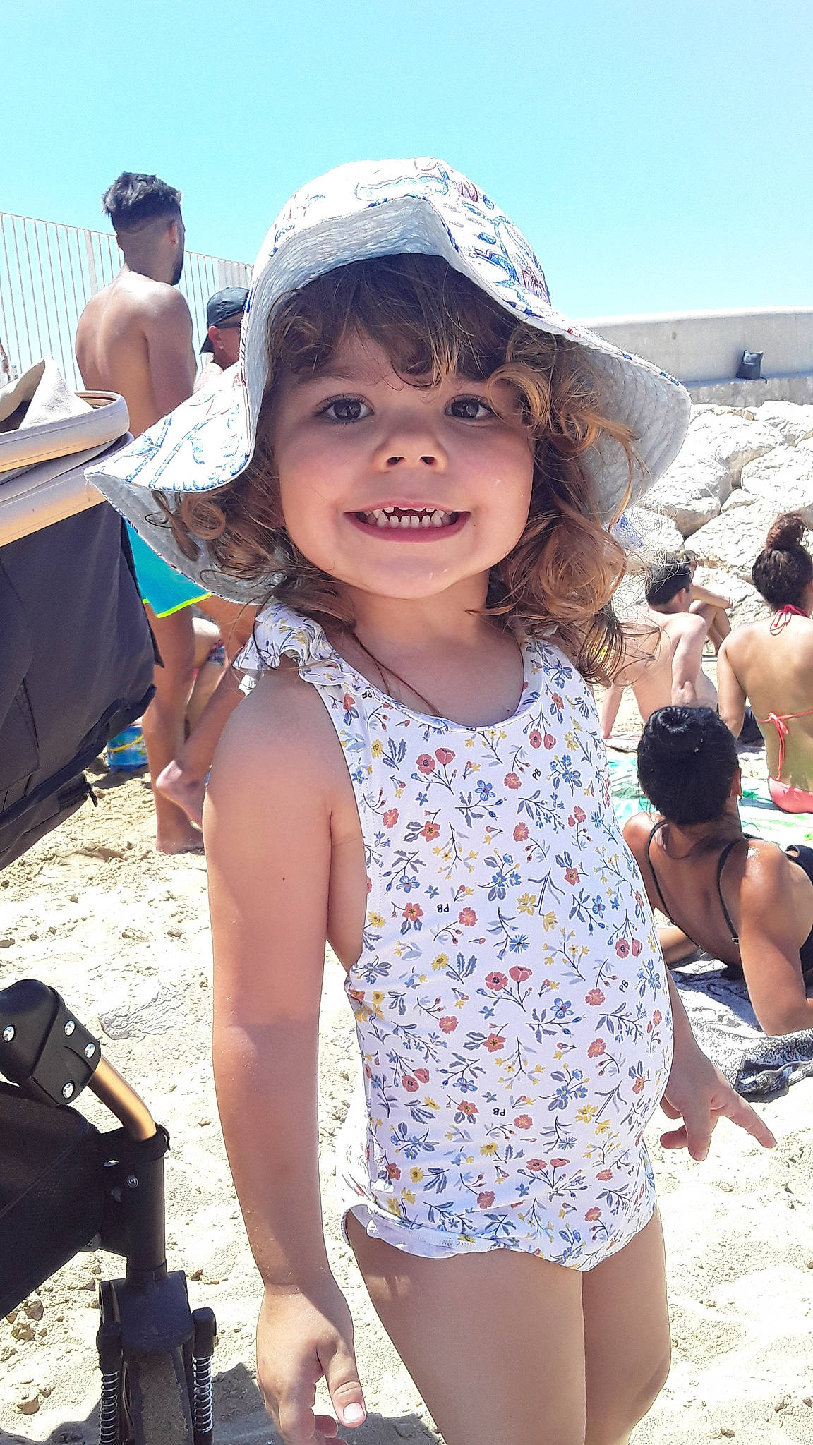 Nina participe au concours pour gagner de l'argent avec cette photo : body_of_water, eyewear, fun, happy, headgear, headwear, joy, landscape, leisure, natural_environment, people_on_beach, person, public_space, recreation, sand, shorts, sky, style, sun_hat, thigh