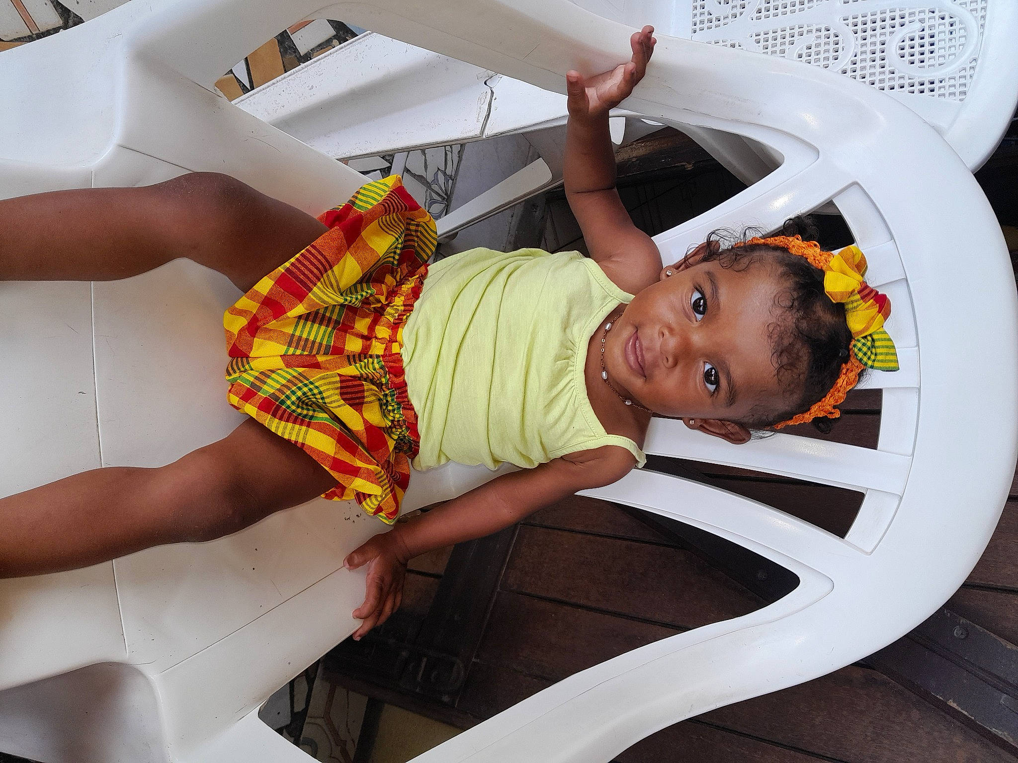 Dayana participe au concours pour gagner de l'argent avec cette photo : arm, baby, child, comfort, design, elbow, finger, fun, hand, happy, human_leg, leisure, orange, pattern, person, product, room, smile, thigh, toddler