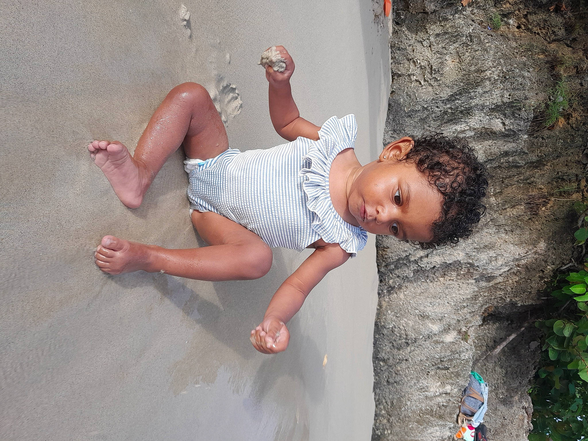 Dayana participe au concours pour gagner de l'argent avec cette photo : barefoot, child, concrete, foot, fun, happy, human_leg, leg, leisure, person, plant, sand, sandal, shorts, skin, sunglasses, thigh, toddler, toe, tree