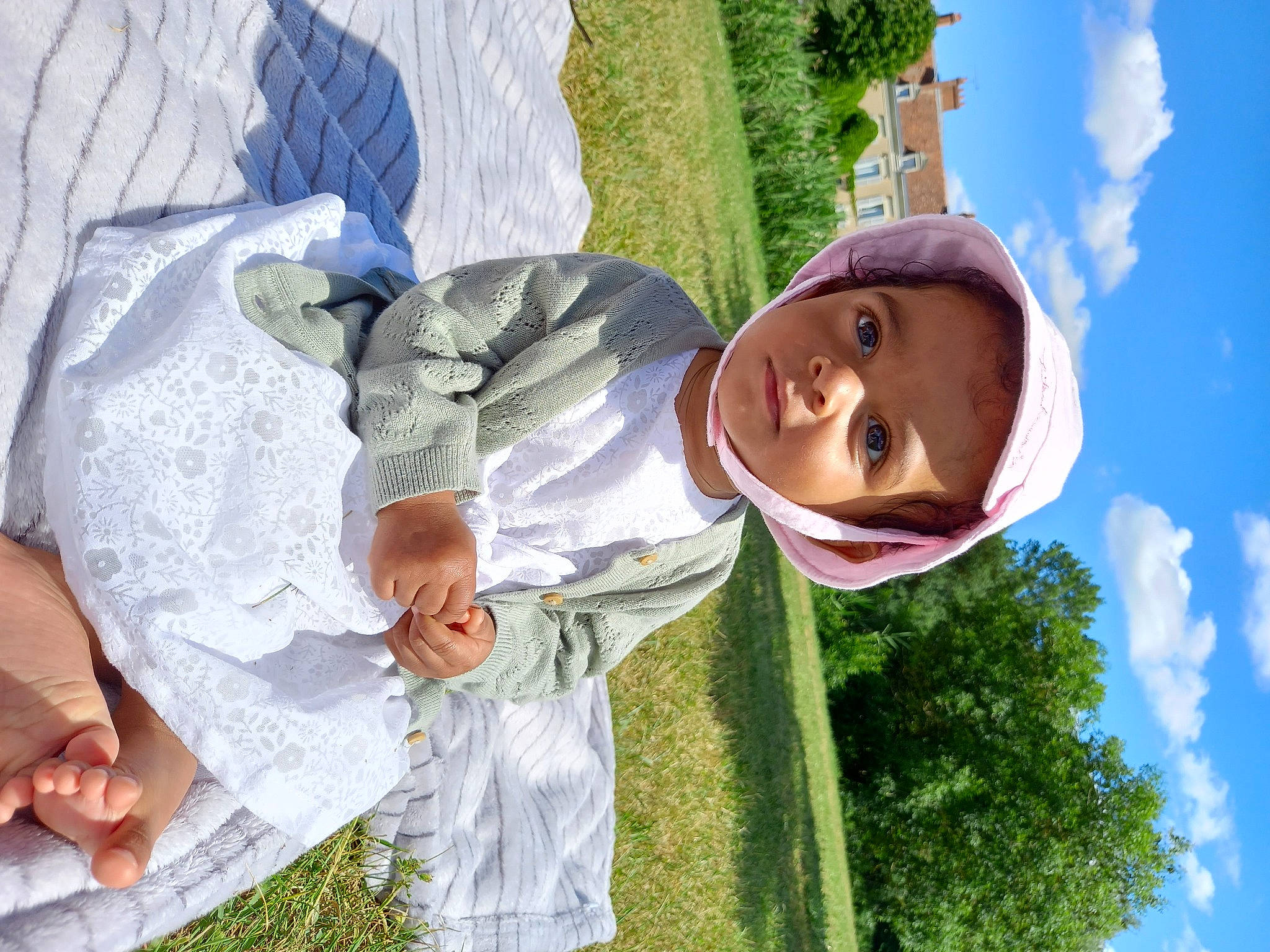 Dayana participe au concours pour gagner de l'argent avec cette photo : child, cloud, fun, gesture, grass, happy, hat, leaf, leisure, people_in_nature, person, plant, recreation, sky, smile, sun_hat, toddler, tree, vacation