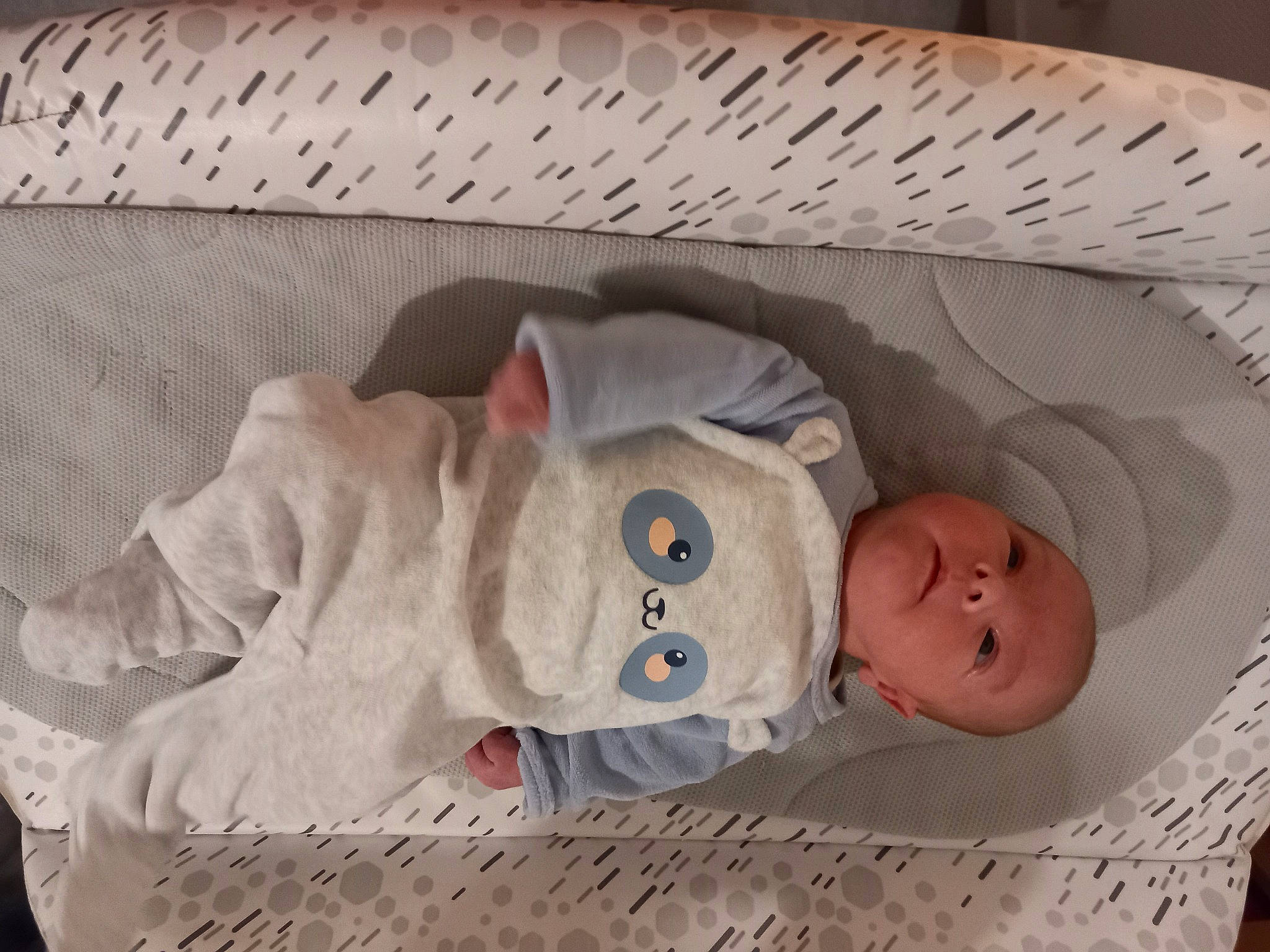 Yanaël participe au concours pour gagner de l'argent avec cette photo : baby, baby_carriage, baby_products, baby_safety, baby_sleeping, baby_toddler_clothing, baby_toys, bed, bedding, bedtime, comfort, eye, head, headgear, infant_bed, linens, nap, person, product, toddler