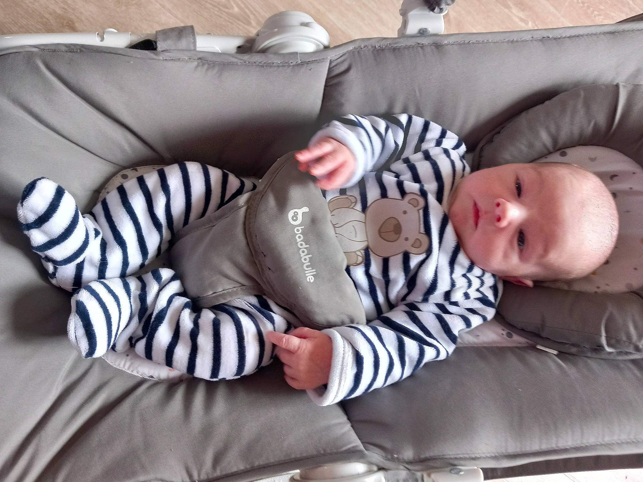 Yanaël participe au concours pour gagner de l'argent avec cette photo : baby, baby_products, baby_sleeping, baby_toddler_clothing, bedtime, child, comfort, couch, elbow, fur, headgear, human_body, human_leg, linens, nap, person, room, sitting, sleeve, thigh