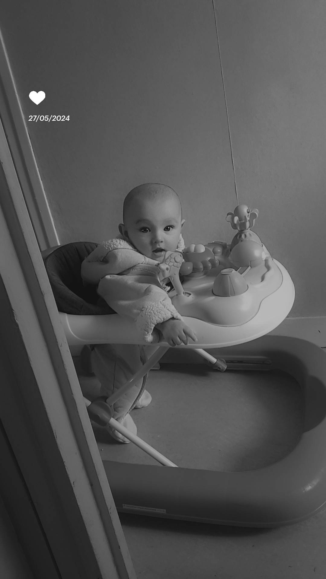Yanael participe au concours pour gagner de l'argent avec cette photo : baby, baby_products, black_and_white, child, comfort, dishware, elbow, fun, gesture, monochrome, monochrome_photography, person, product, room, serveware, sitting, standing, still_life_photography, stock_photography, style